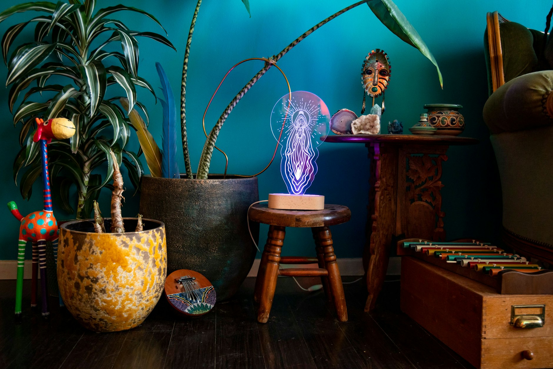 Eine leuchtende Vulva-Madonna ist eines von vielen extravaganten Einrichtungsgegenständen von Nica Furtacor.