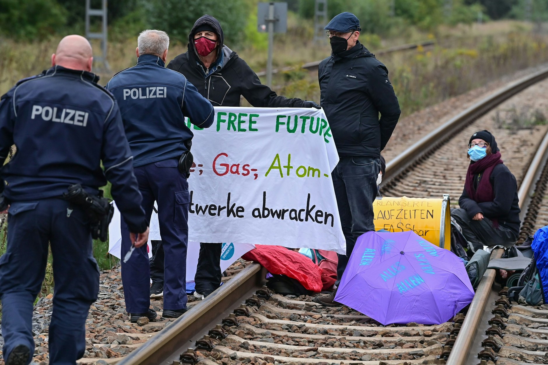 Klimaaktivisten blockierten im September eine Gleisverbindung für den Transport von Braunkohle zum Kraftwerk Jänschwalde.