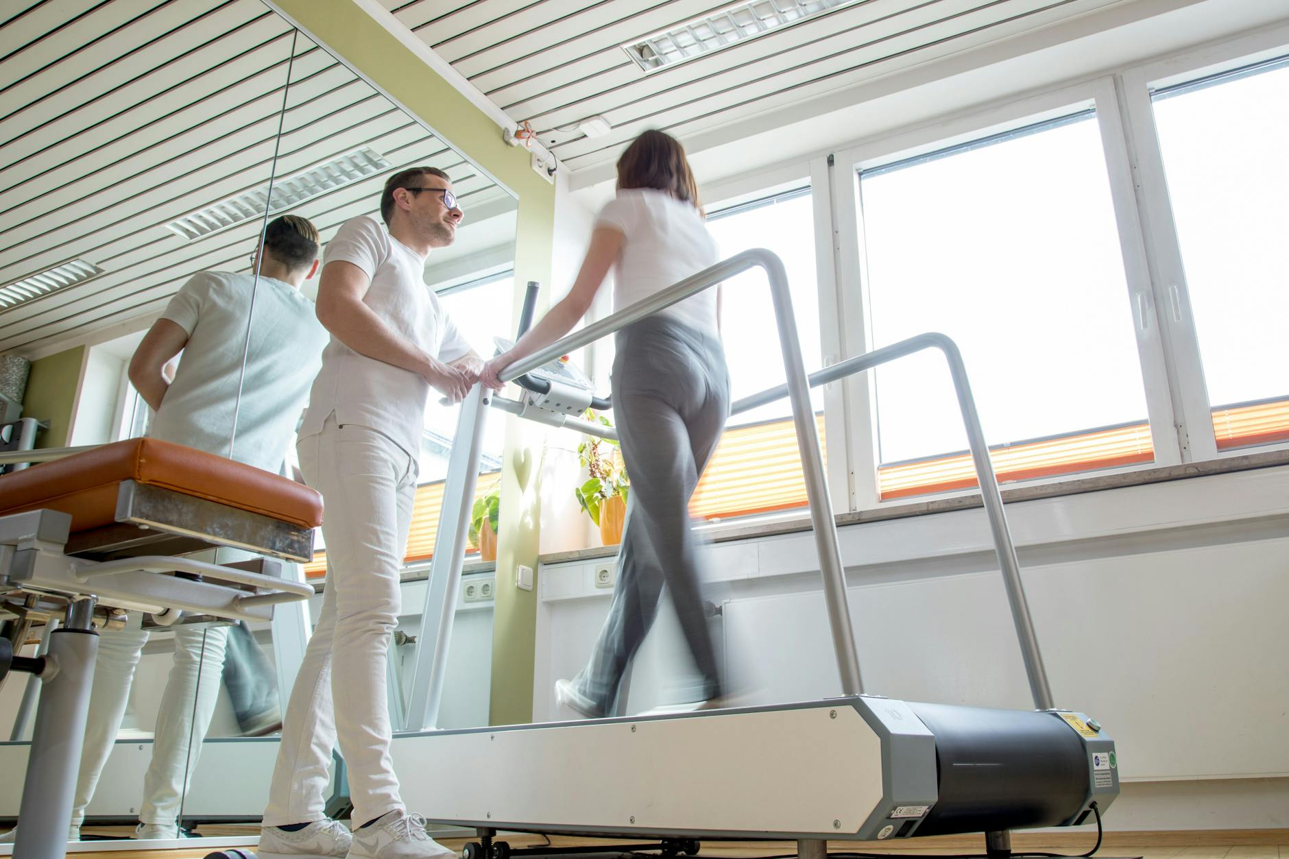 Eine Frau auf einem Laufband während einer Reha-Behandlung. Bewegung und Aktivierung kann für ME/CFS-Patienten schädlich sein.