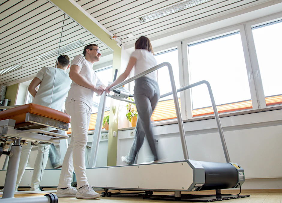 Eine Frau auf einem Laufband während einer Reha-Behandlung. Bewegung und Aktivierung kann für ME/CFS-Patienten schädlich sein.