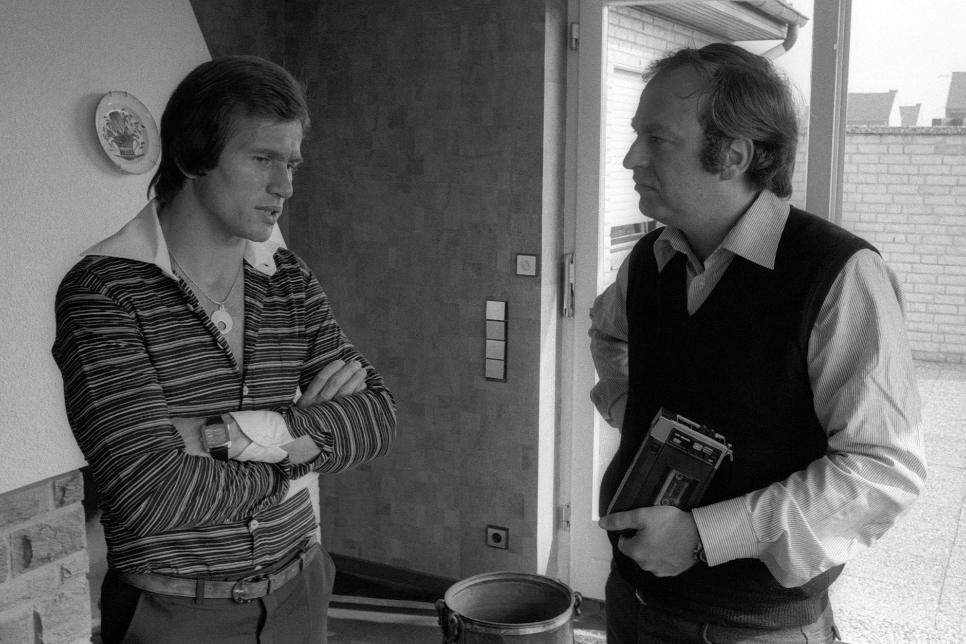 1976  Copyright: imago/Rolf Hayo Jupp Heynckes (BR Deutschland / Borussia Mönchengladbach, li.); Gladbach, BRD, Vneg, Vsw, quer Saison 1976/1977, Fotoshooting, Fotostory, Homestory Fußball 1. BL Herren Mannschaft Gruppenbild Privatbild