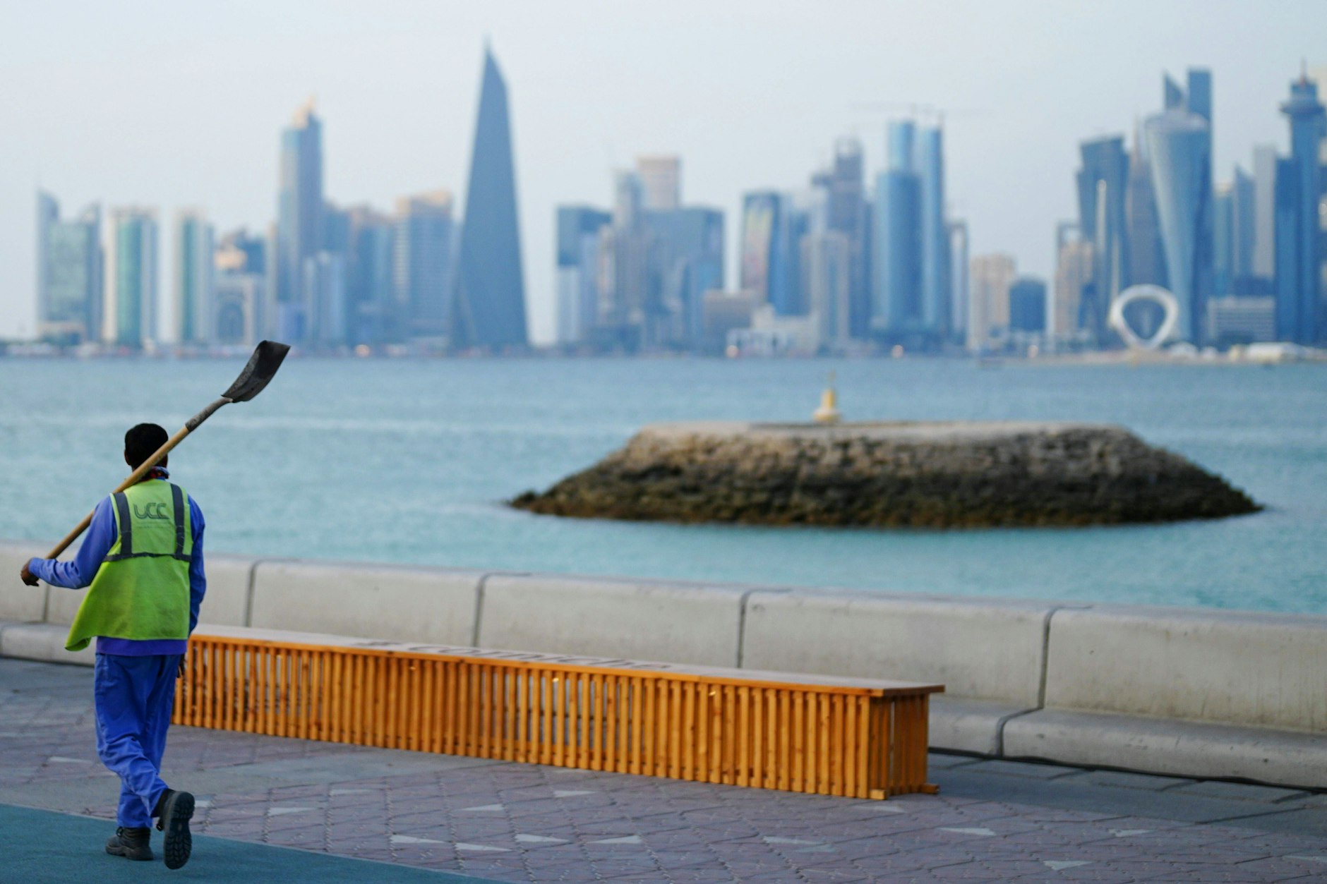 Fußball-Weltmeisterschaft: Ein Bauarbeiter in der Nähe der Fanzone.