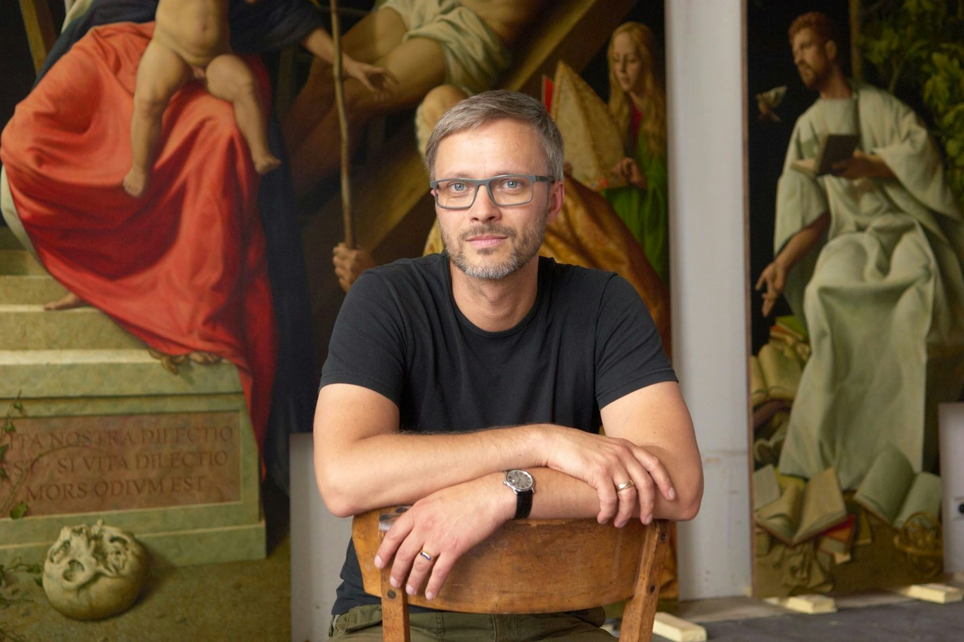 Der Erfurter Maler Michael Triegel, ein Vertreter der&nbsp;„Leipziger Schule“ vor einem seiner altmeisterlichen Gemälde