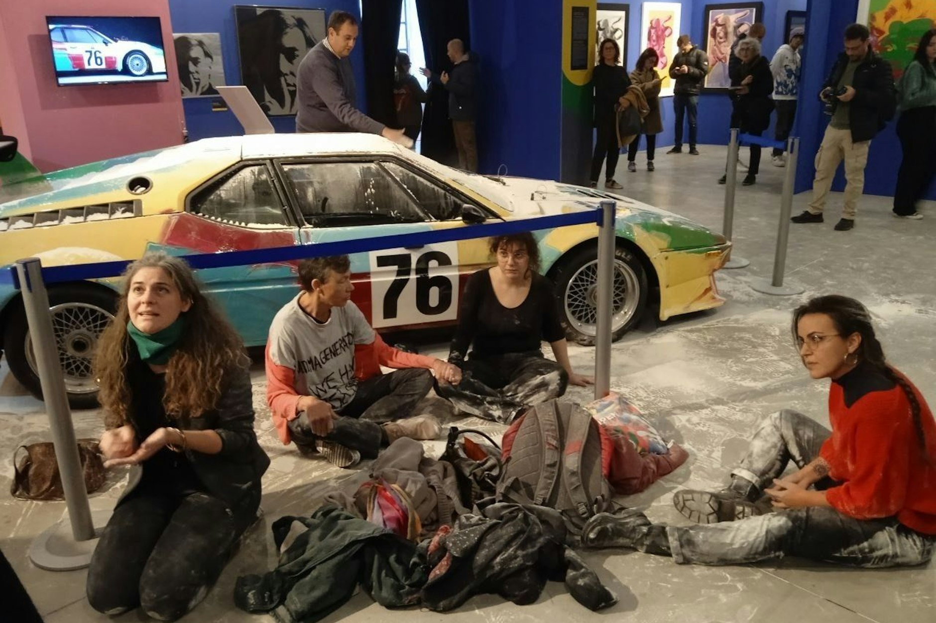 Klimaaktivistinnen der italienischen Gruppe „Letzte Generation“ haben im Mailänder Kulturzentrum Fabbrica del Vapore acht Kilo Mehl auf ein Auto-Kunstwerk des US-amerikanischen Pop-Art-Künstlers Andy Warhol geworfen. 