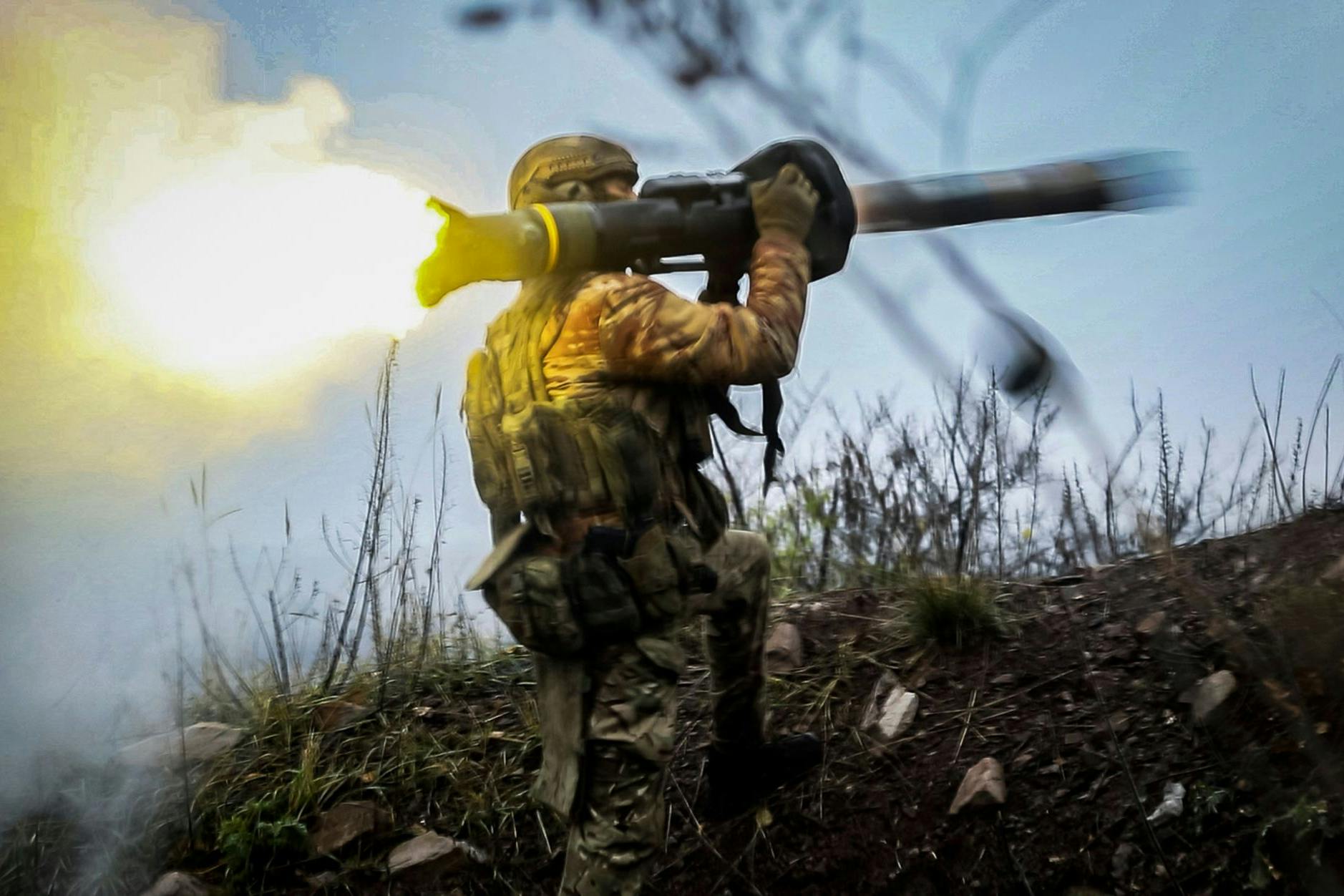 Ein ukrainischer Soldat feuert in der Region Donezk eine Panzerabwehrrakete ab.