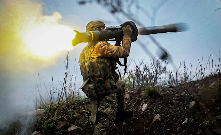Ein ukrainischer Soldat feuert in der Region Donezk eine Panzerabwehrrakete ab.