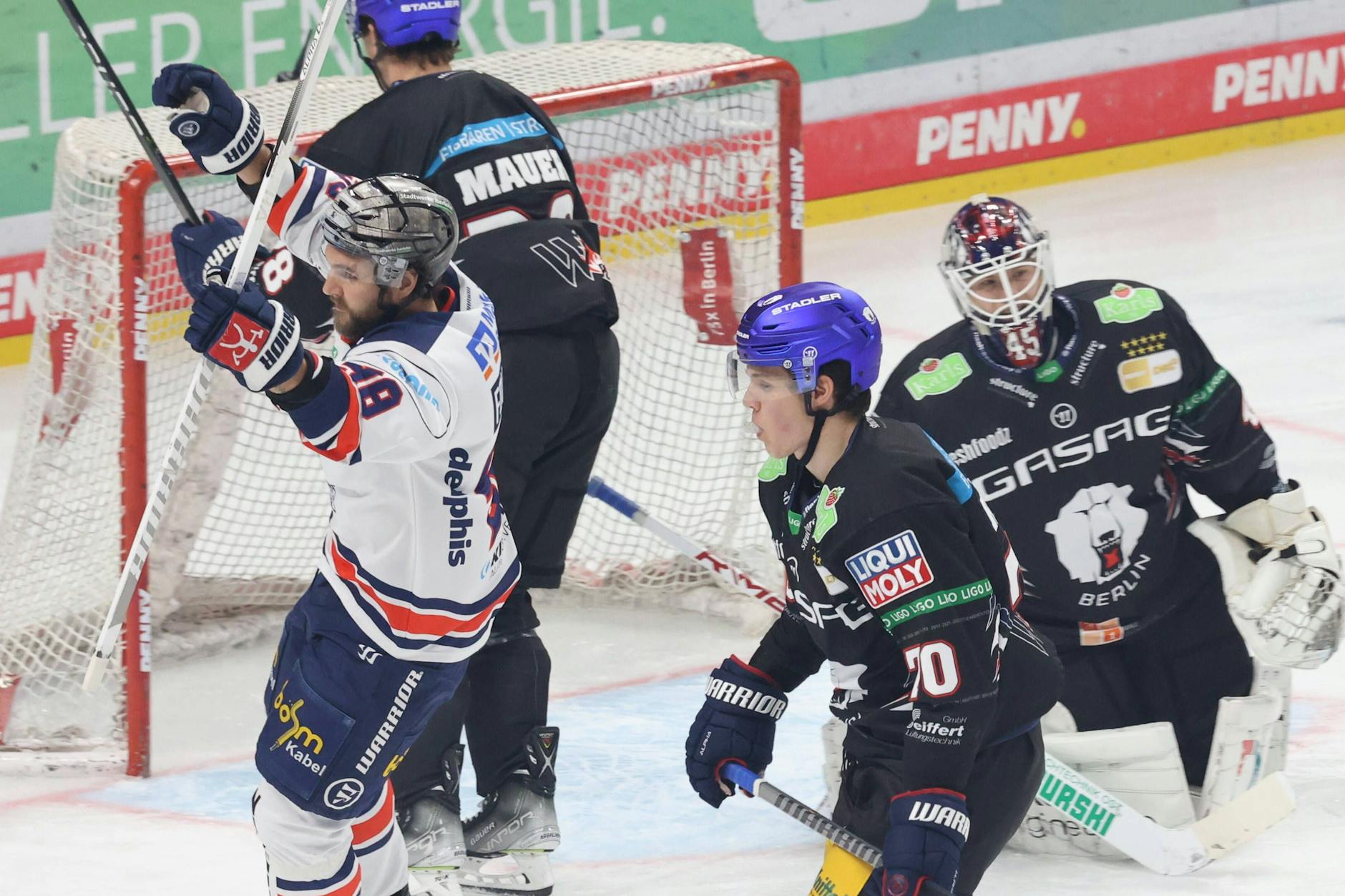 Ex-Eisbär Kris Foucault bejubelt sein 1:0 für Iserlohn, die aktuellen Eisbären um Torwart Tobi Ancicka haben sich mal wieder übertölpeln lassen.