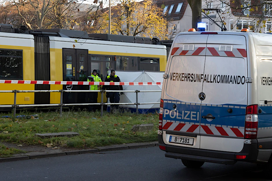 Ein Mädchen wurde am Freitag auf dem Sterndamm in Johannisthal von einer Tram erfasst und tödlich verletzt.