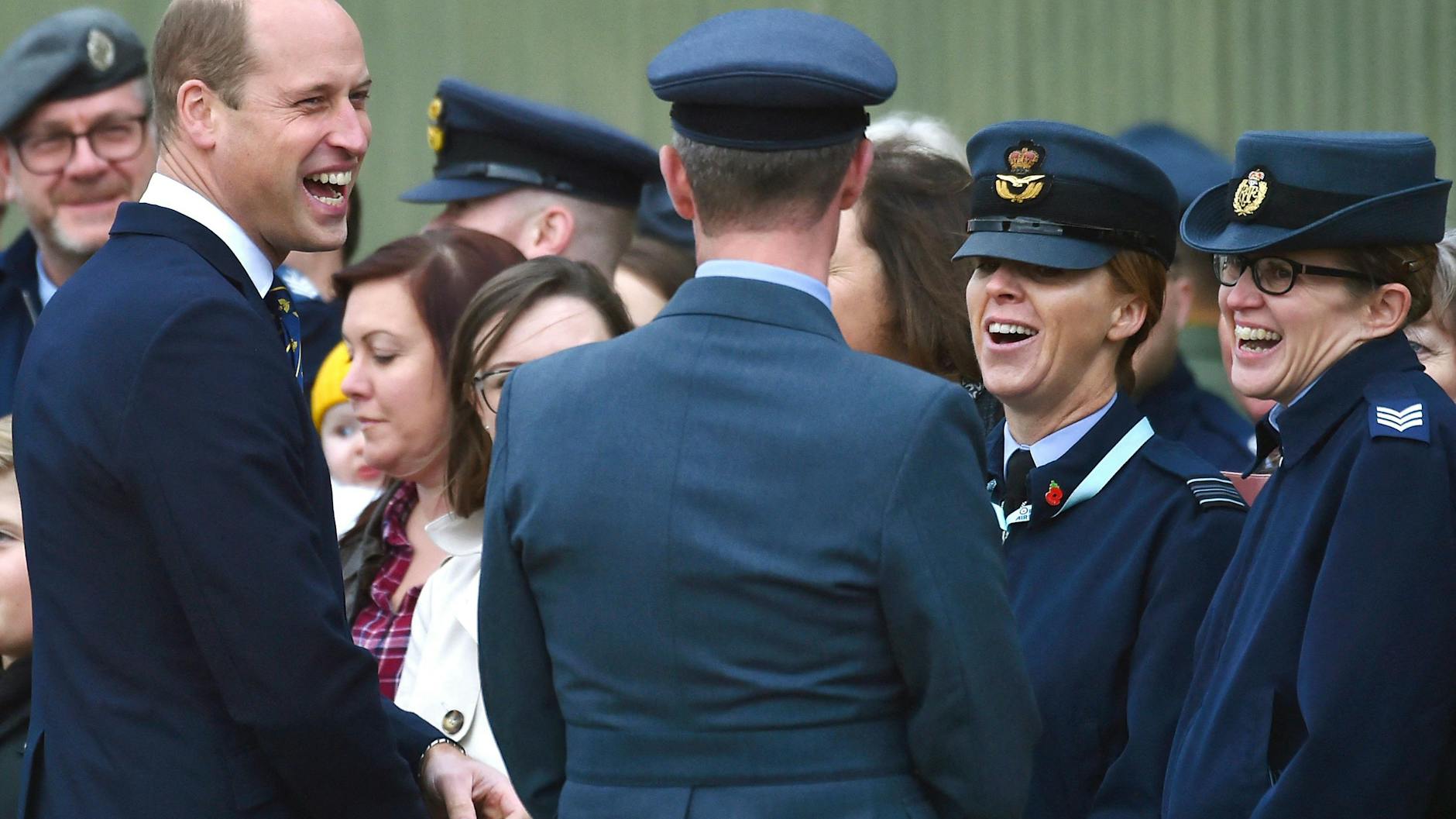 Prinz William hatte sichtlich Spaß beim Dem Termin auf der Royal Air Force Basis in Coningsby, in Lincoln, England. 