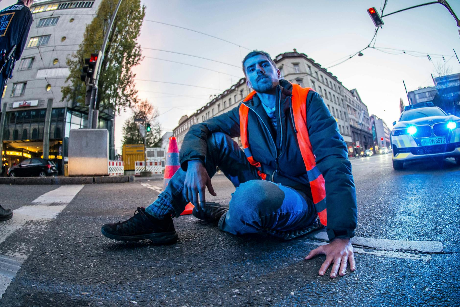 7. November 2022, München, Bayern, Deutschland: Klimaaktivisten (einer von zwei ist auf dem Bild zu sehen) der Letzten Generation haben sich am Münchner Hauptbahnhof krampfhaft an die Fahrbahn geklebt. 