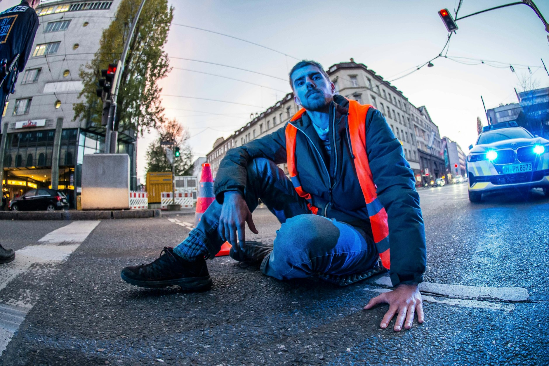 7. November 2022, München, Bayern, Deutschland: Klimaaktivisten (einer von zwei ist auf dem Bild zu sehen) der Letzten Generation haben sich am Münchner Hauptbahnhof krampfhaft an die Fahrbahn geklebt.&nbsp;