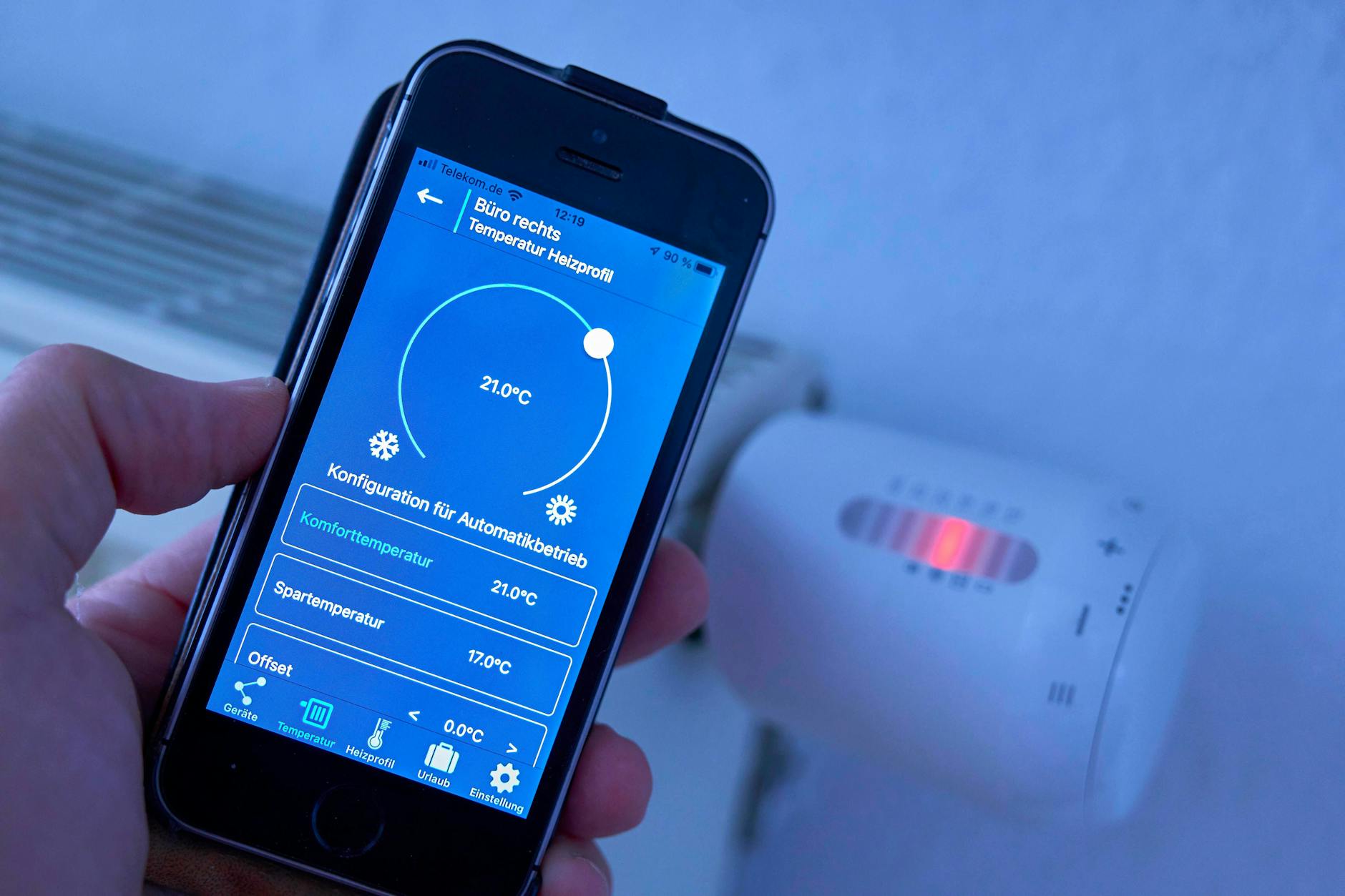 Elektronische Heizungsthermostat wird mit dem Handy eingestellt Energiekriese
