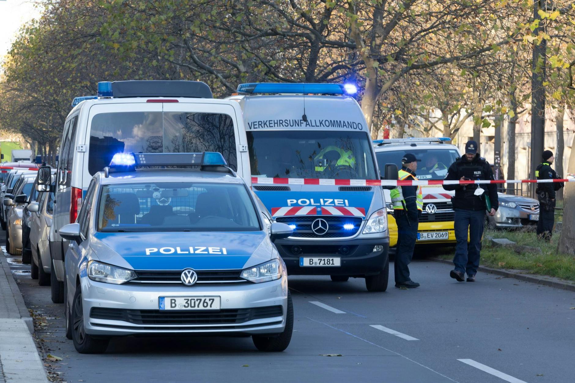 Die Polizei sperrt den Unfallort ab.