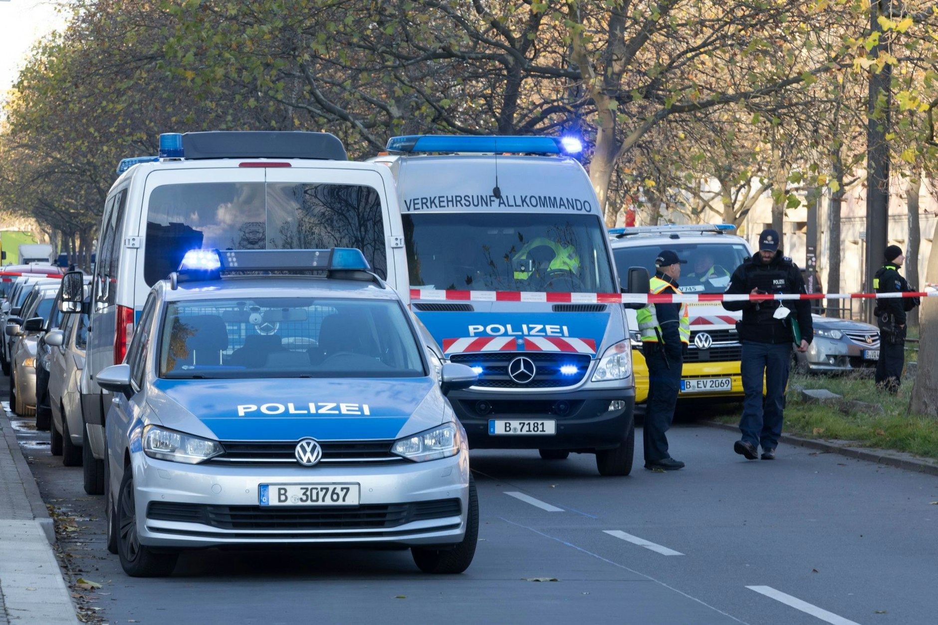Die Polizei sperrt den Unfallort ab.