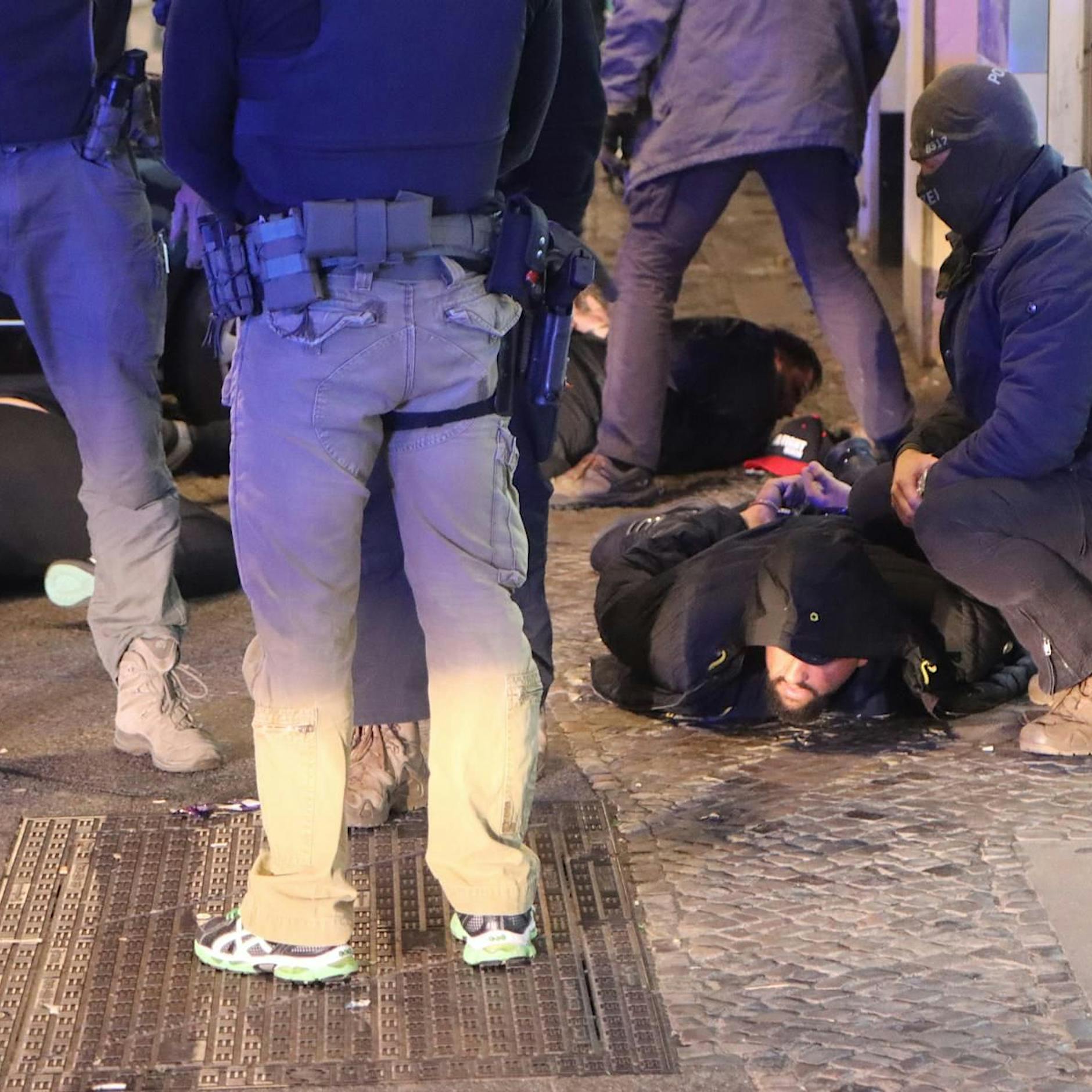 Der kriminelle Wochenrückblick: Berlins SEK fiel mit der Tür ins Haus