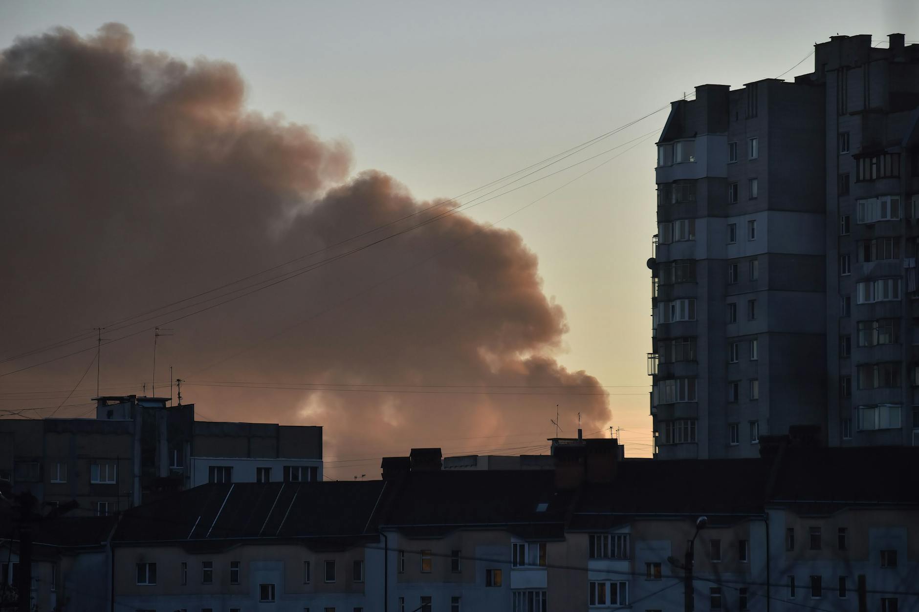 Nach dem massiven russischen Raketenangriff auf das Energiesystem der Ukraine waren nach Angaben von Präsident Selenskyj etwa zehn Millionen Menschen zeitweise ohne Strom. 