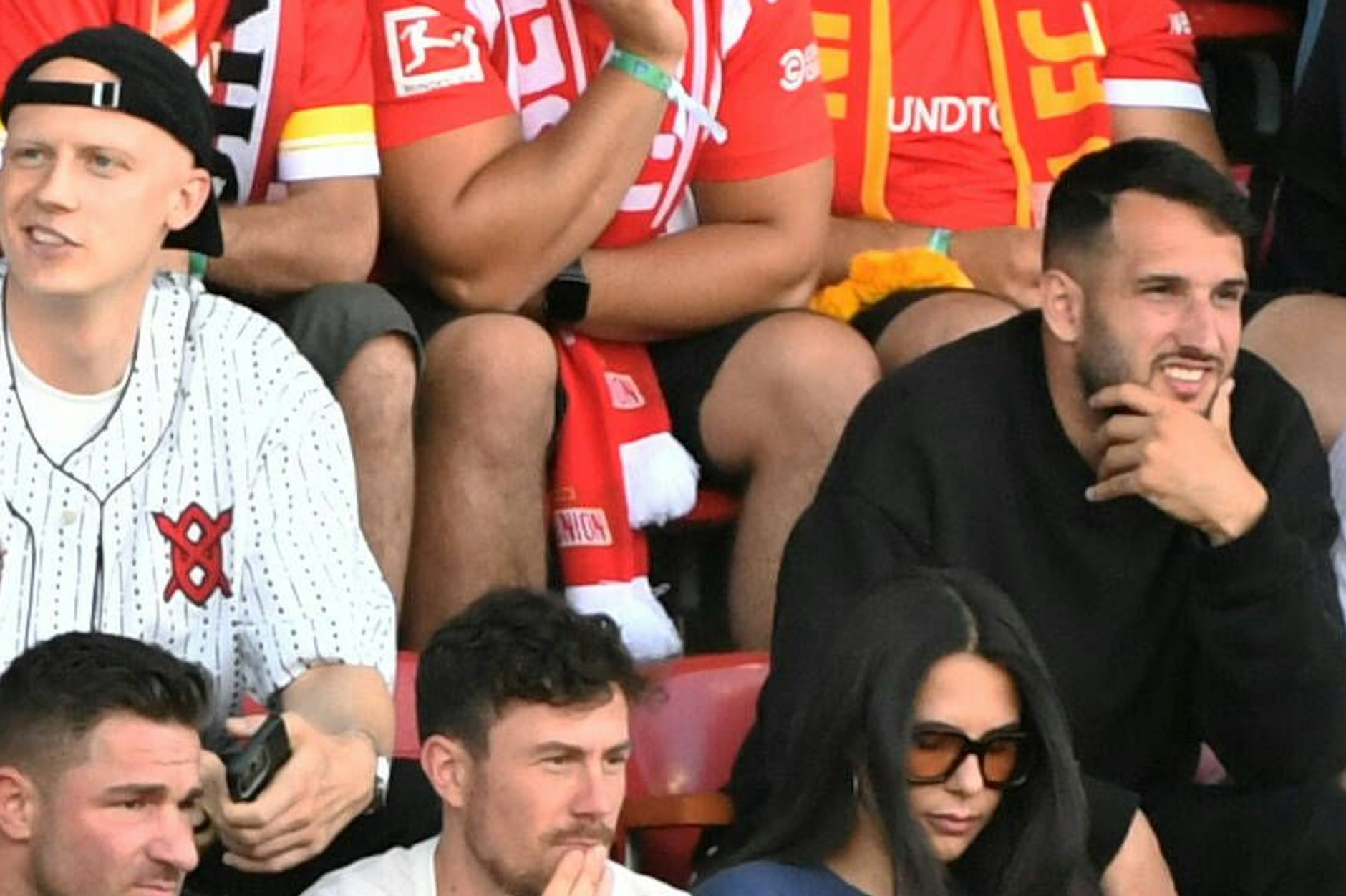 Tribüne statt grüner Rasen: Levin Öztunali (r.) gilt beim 1. FC Union als einer der potenziellen Wechselkandidaten.