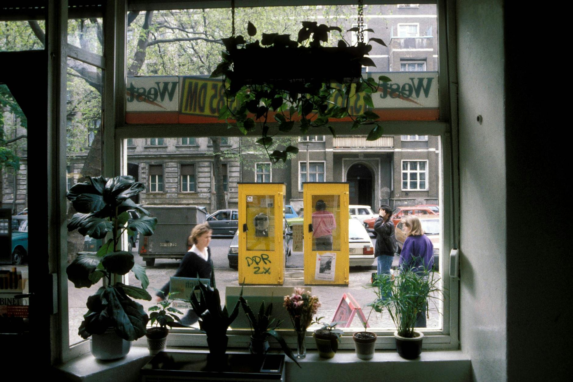 Telefonzellen vor der Tür: Straßenszene in Ost-Berlin, 1991.