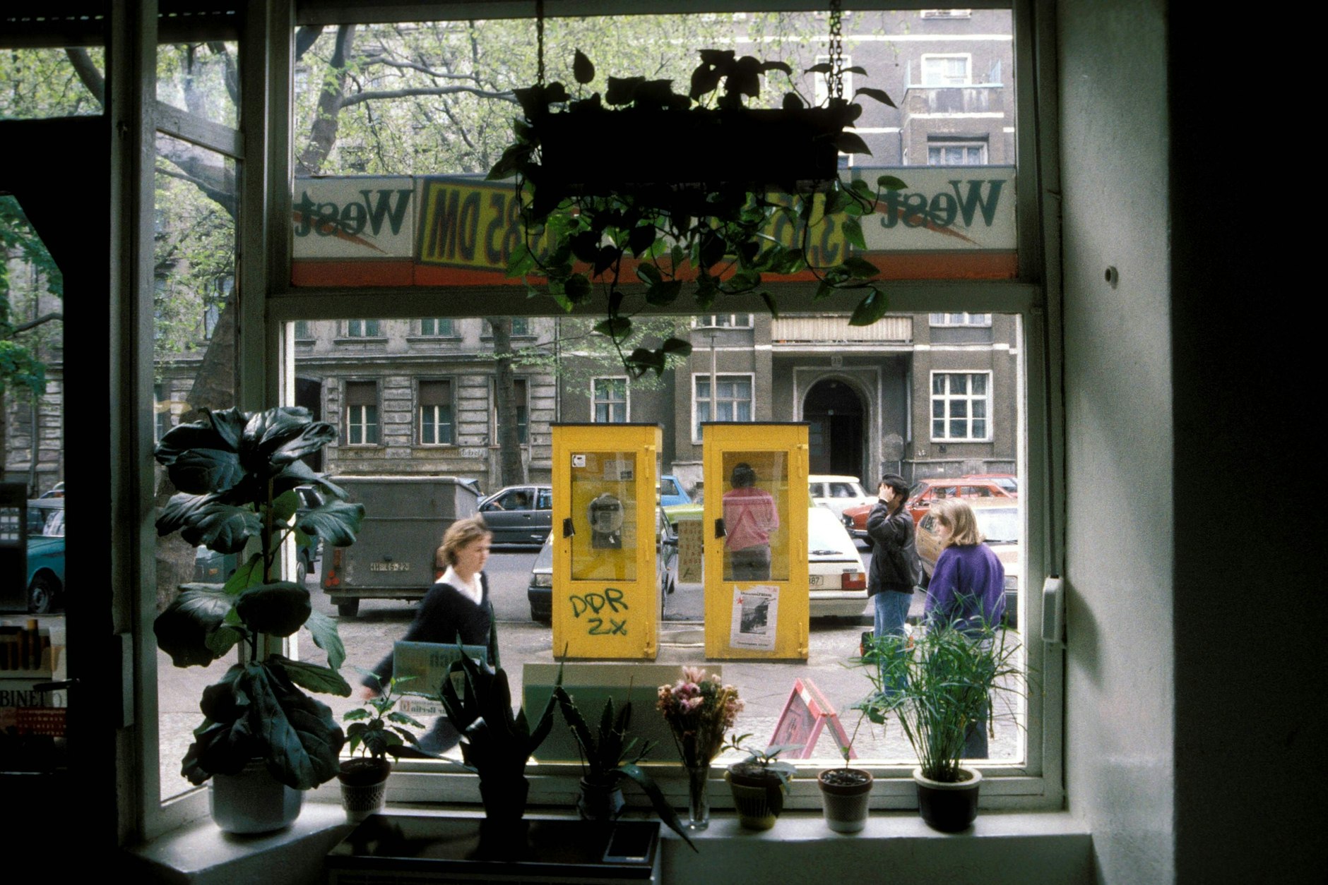 Telefonzellen vor der Tür: Straßenszene in Ost-Berlin, 1991.