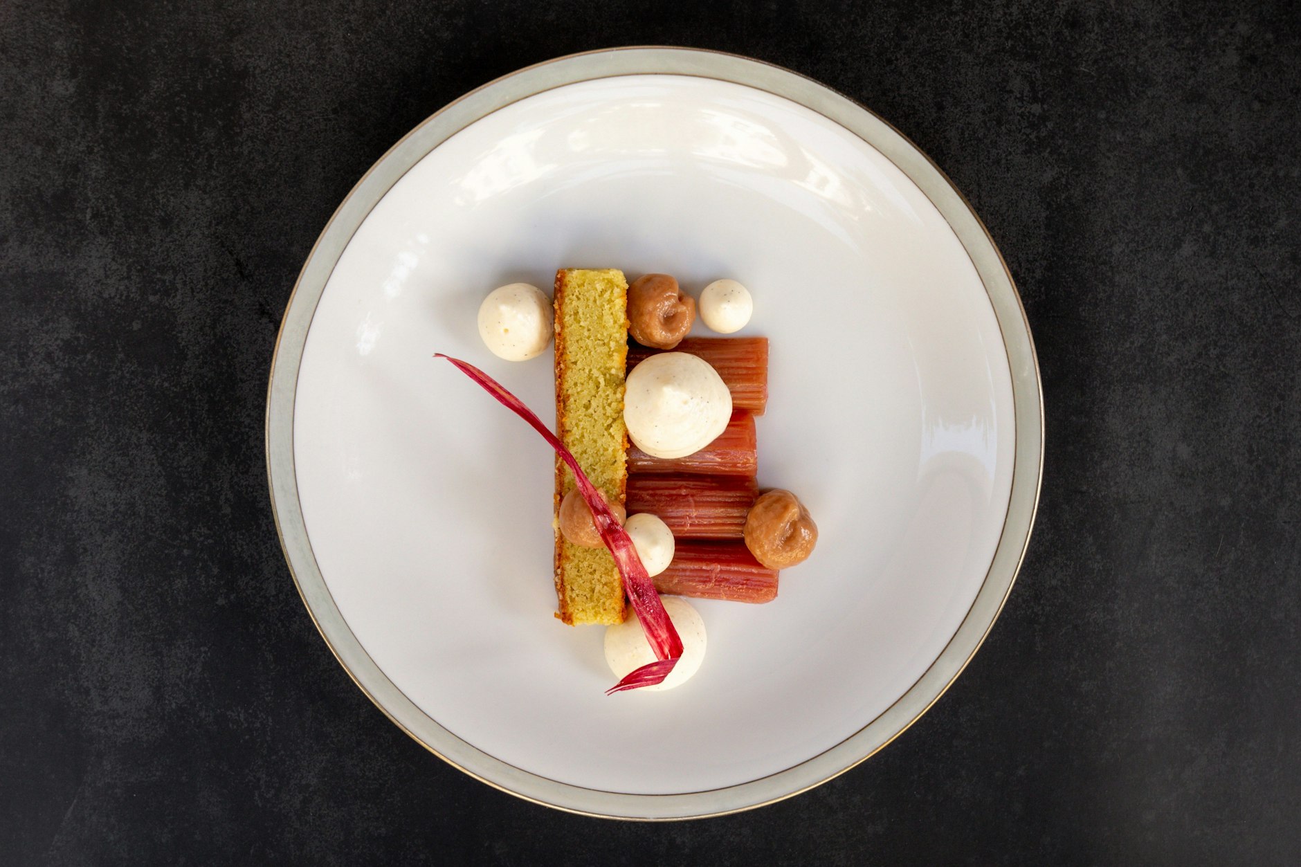 Runde Sache: Rhabarber und Pain de Gênes zum Dessert.