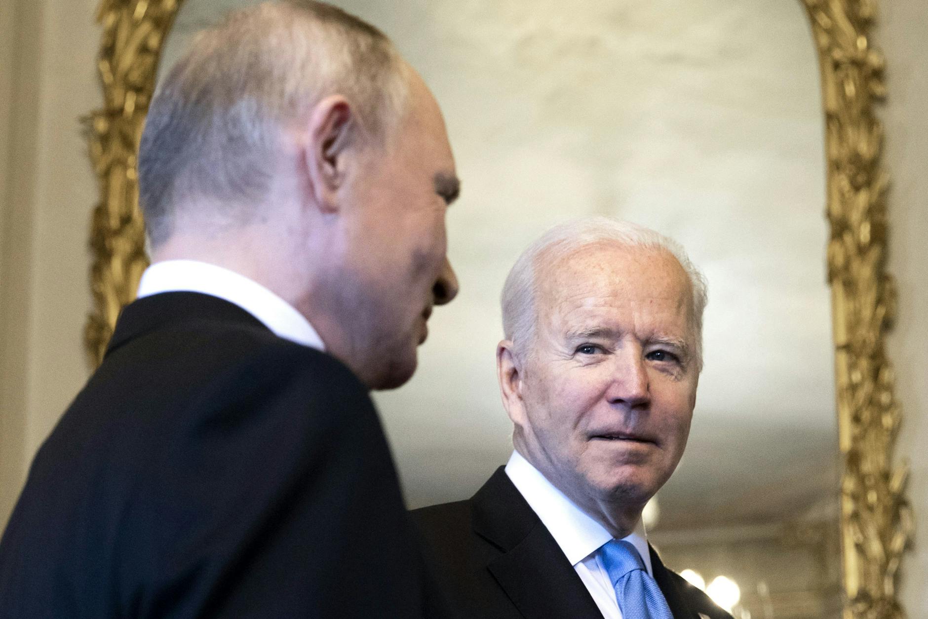 Russlands Präsident Wladimir Putin (l), spricht mit US-Präsident Joe Biden, nach ihrer Ankunft zu einem Treffen in der "Villa la Grange" in Genf, 2021. 