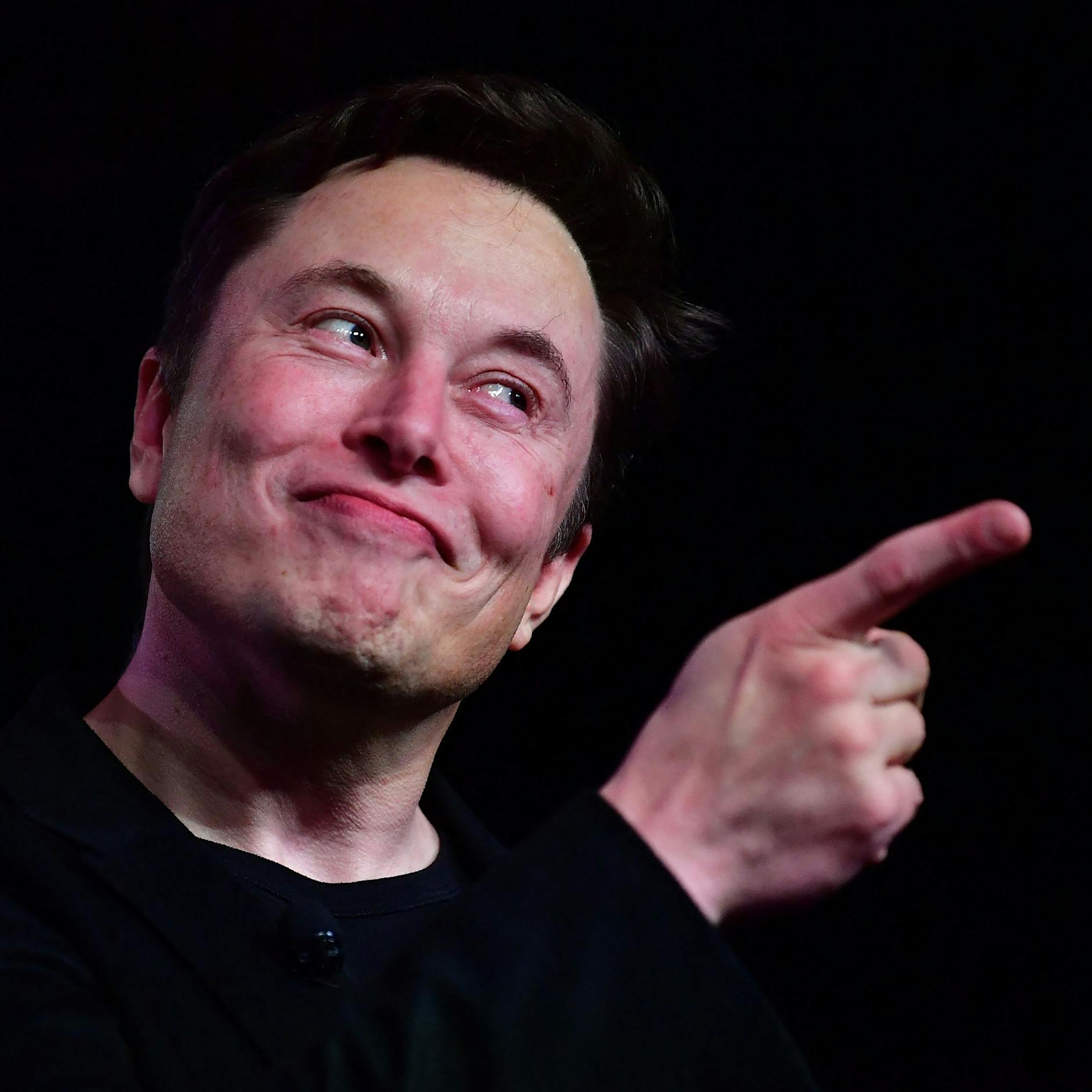 Update! Kunden fliehen, Mitarbeiter meutern, Büros bleiben geschlossen – steht Twitter vor dem Aus? Gesperrte Konten wieder zugelassen. EU droht mit Milliarden-Bußgeld!