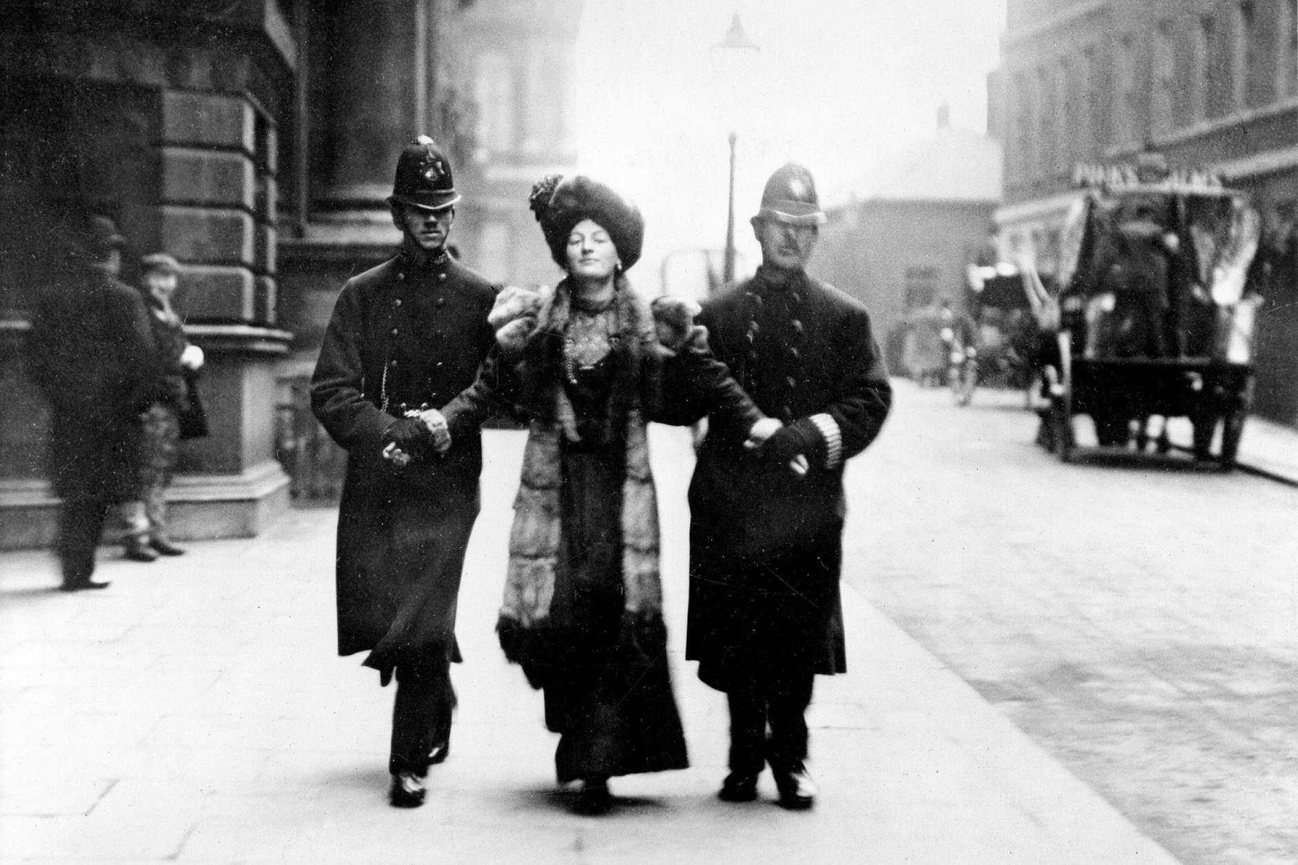 Eine Suffragette wird von der Polizei während einer Demonstration für das Frauenwahlrecht in London abgeführt.
