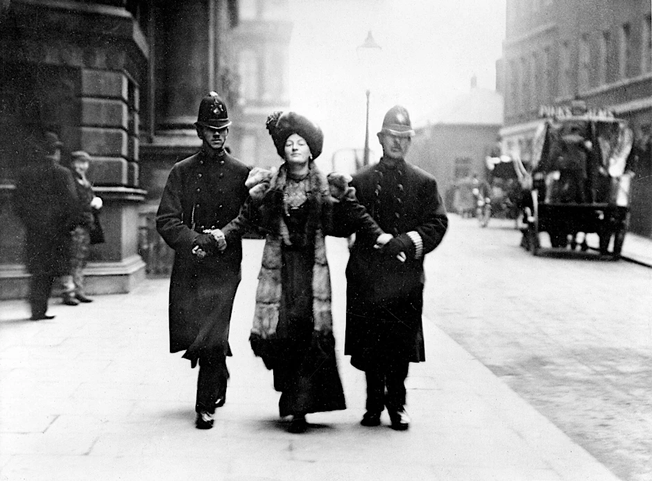 Eine Suffragette wird von der Polizei während einer Demonstration für das Frauenwahlrecht in London abgeführt.