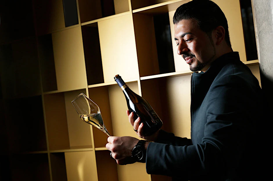 16.11.2022, Berlin - Deutschland. Sommelier Serhat Aktas mit einem ausgesuchten Tropfen. Er organisiert das Berliner Sektfestival 2023.