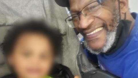 2-jähriger Junge verhungerte, weil sein Vater (59) an einer Herzkrankheit gestorben war – beide lagen tot in der Wohnung