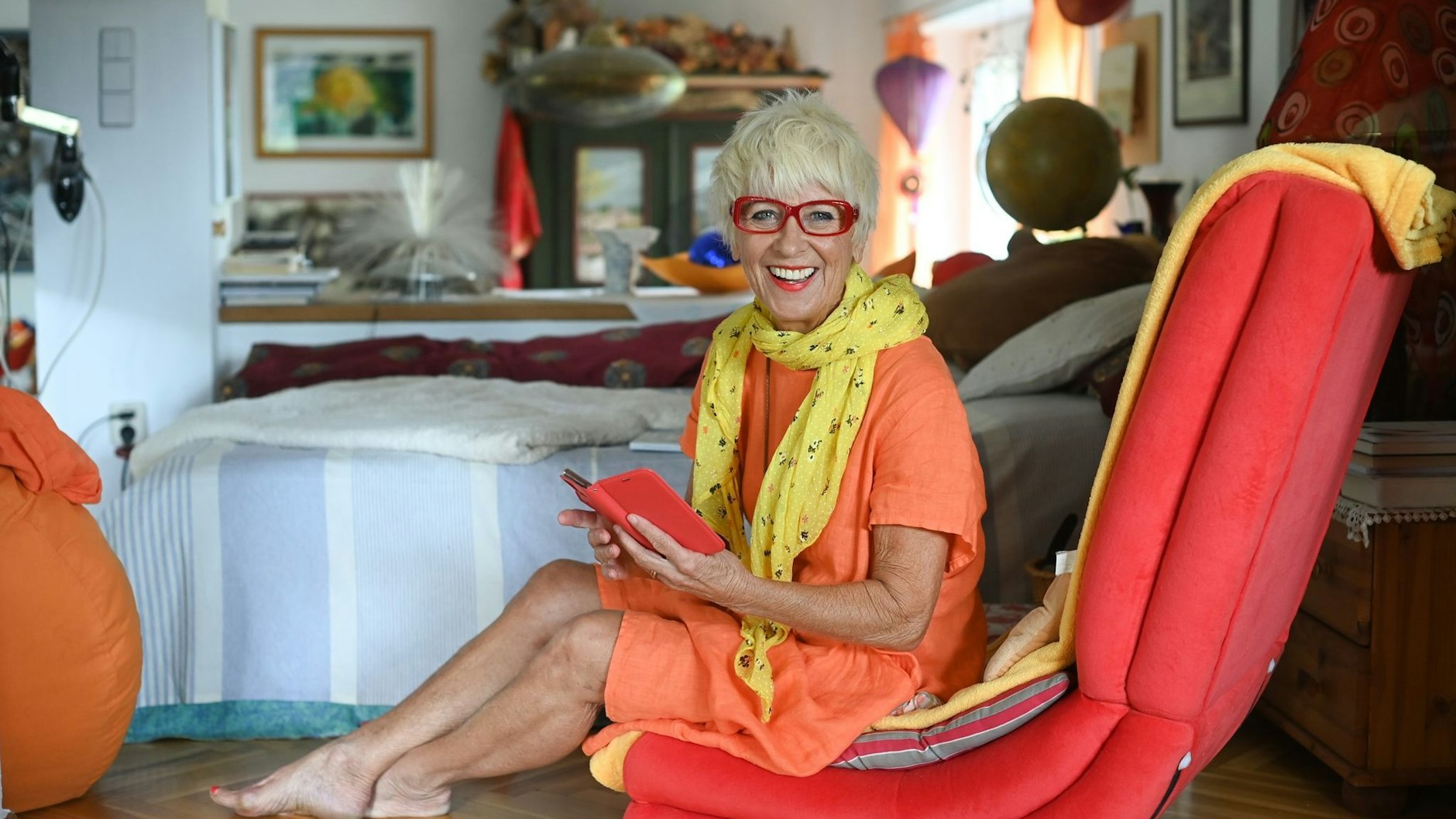 Die „Traumzauberbaum“-Autorin Monika Ehrhardt-Lakomy sitzt in ihrem Haus auf einem gemütlichen Liegesessel.&nbsp;