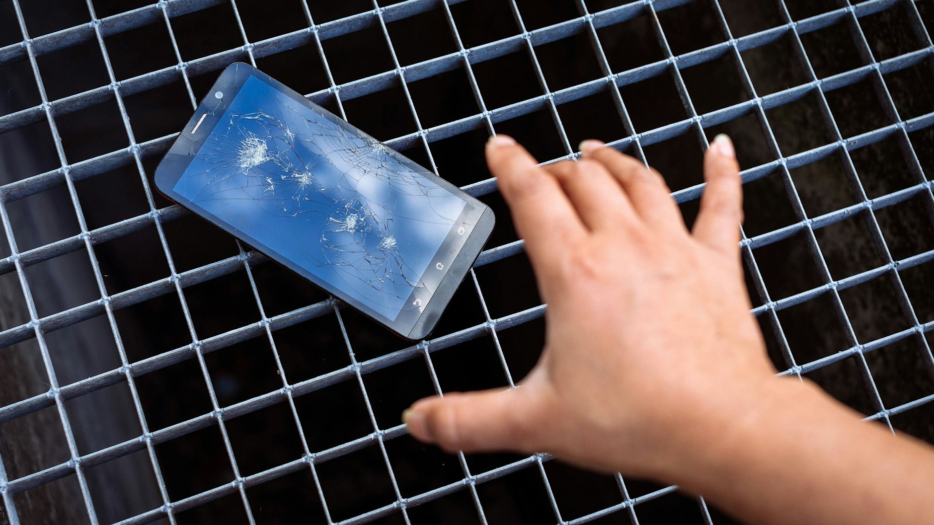 Mobiltelefon mit gesplittertem Display. 