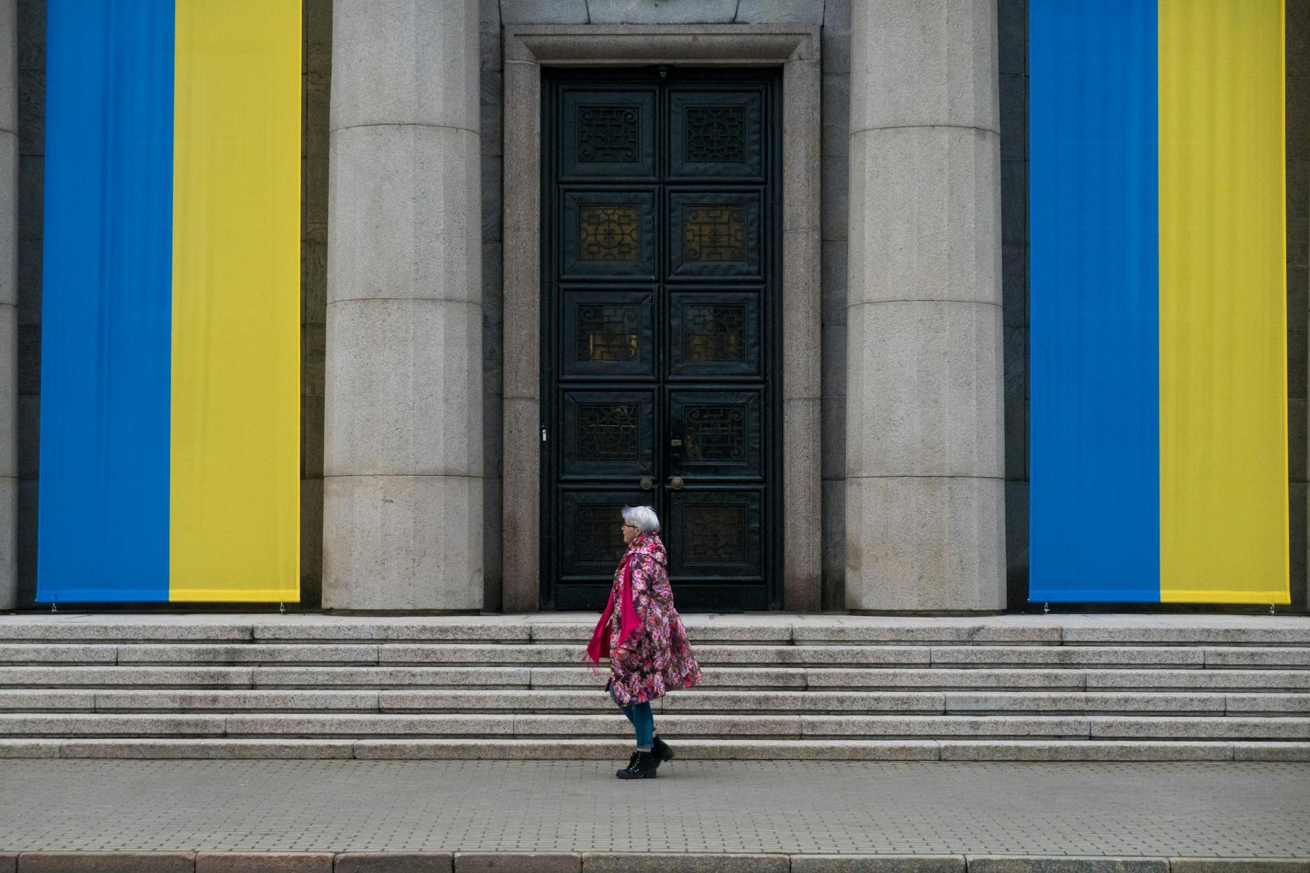 Von einem Gebäude in Riga hängen große Fahnen zur Unterstützung der Ukraine.