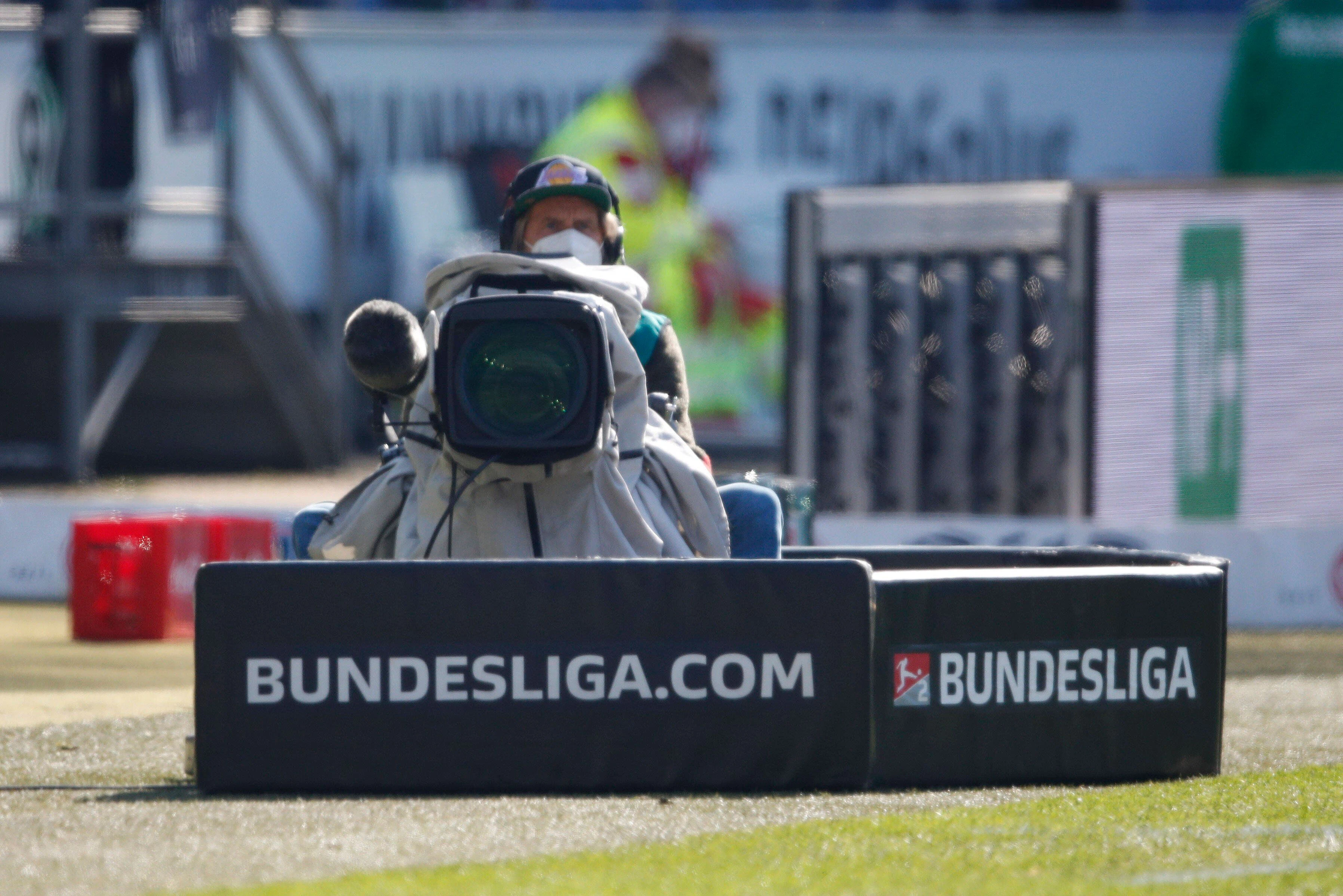 13.03.2022, HDI-Arena, Hannover, Ligaspiel, 2. Bundesliga, Hannover 96 vs 1. FC Nuernberg, im Bild TV Kamera DFL regulations prohibit any use of photographs as image sequences and/or quasi-video. Hannover 96 vs 1. FC Nuernberg 