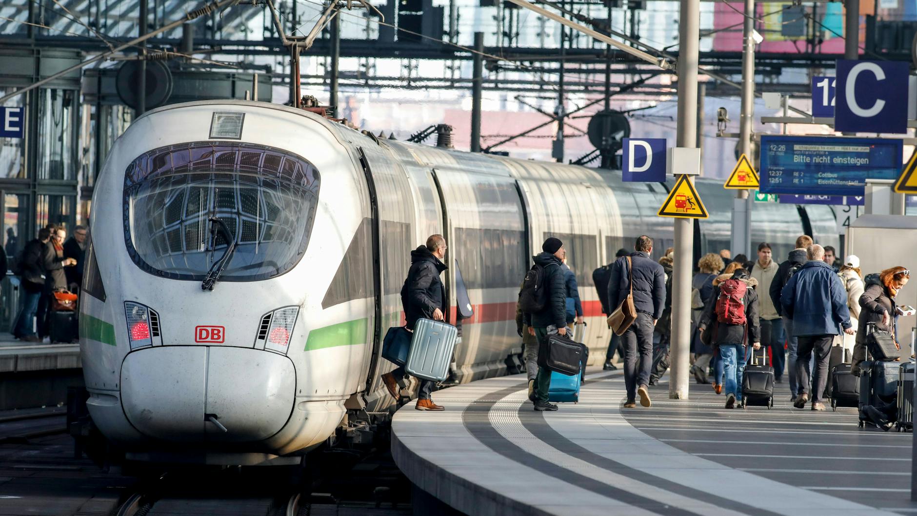 Am Berliner Hauptbahnhof müssen Reisende sich auf Ausfälle und Verspätungen einstellen. 