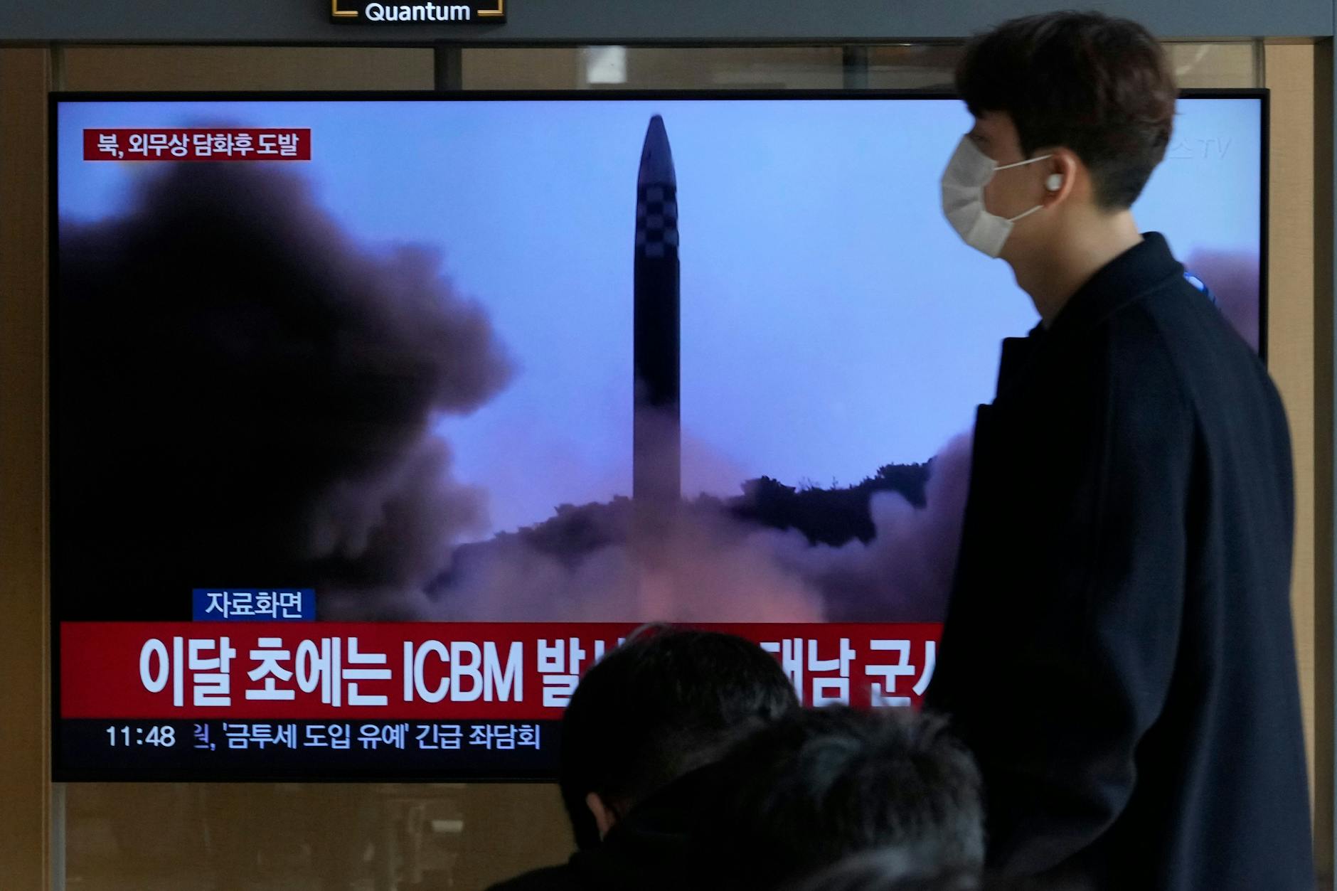 Ein Mann in Seoul geht an einem Monitor vorbei auf dem eine Nachrichtensendung mit einem Archivbild über den neusten Raketentest Nordkoreas übertragen wird