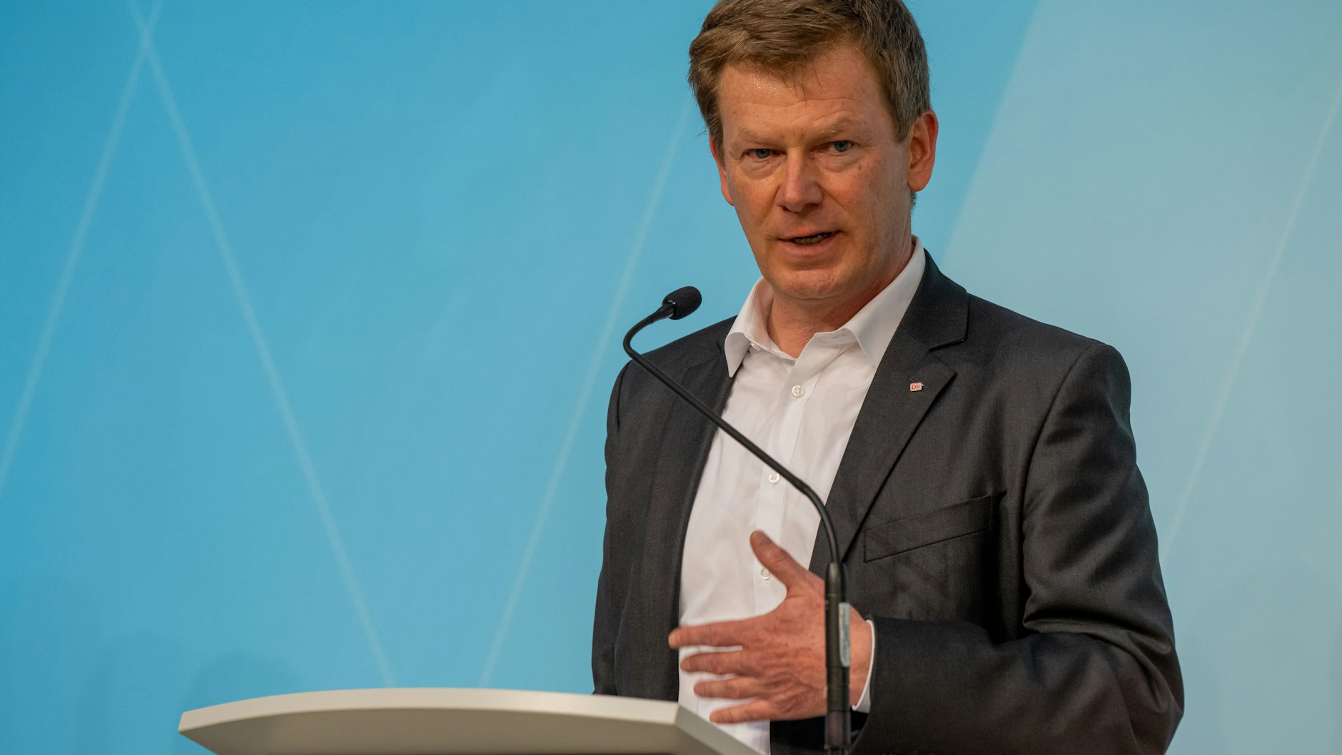 Richard Lutz, Vorstandsvorsitzender der Deutschen Bahn kündigte die Sanierung in Bau-Korridoren an.&nbsp;