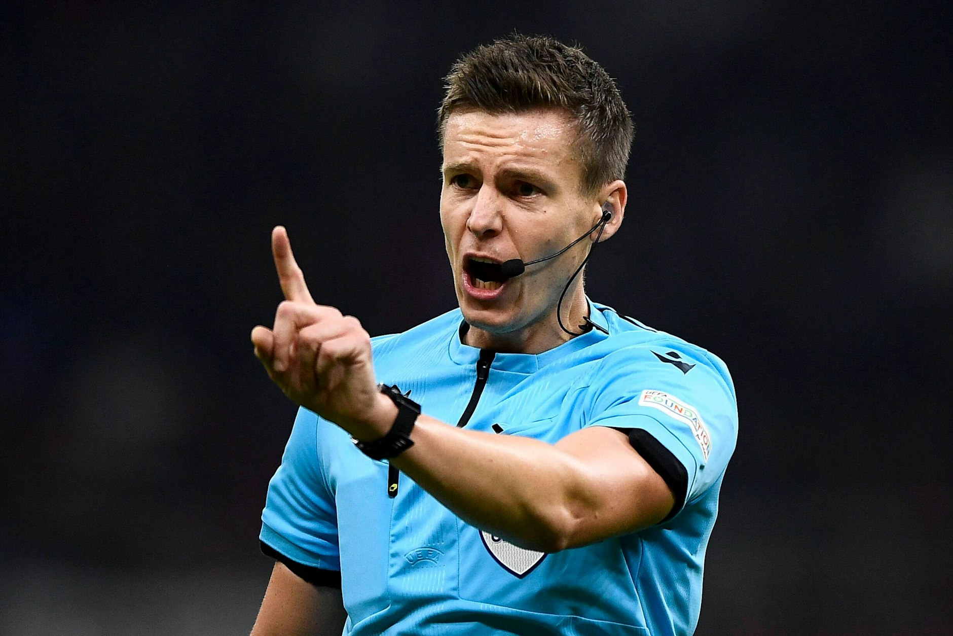 Daniel Siebert ist als Schiedsrichter noch kein Souverän.