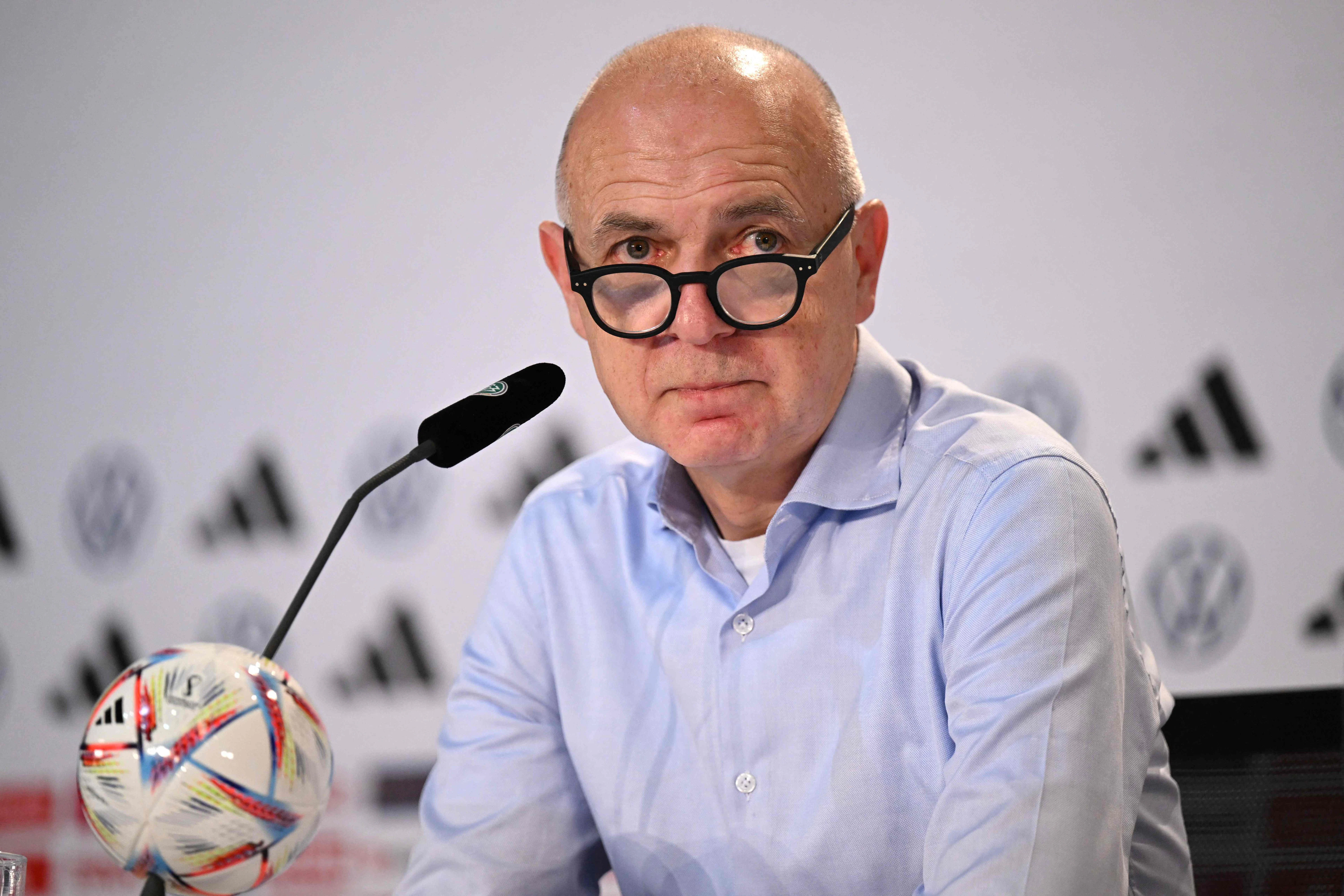 DFB-Präsident Bernd Neuendorf auf der Pressekonferenz in Katar