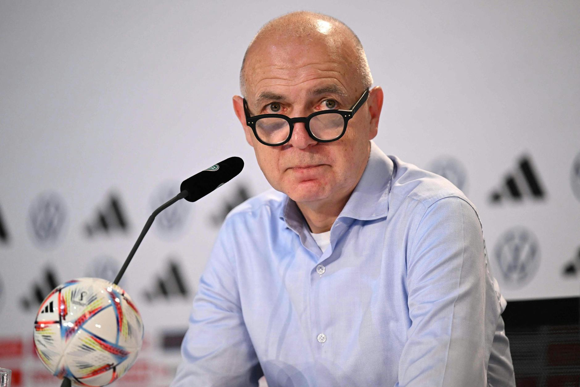 DFB-Präsident Bernd Neuendorf auf der Pressekonferenz in Katar