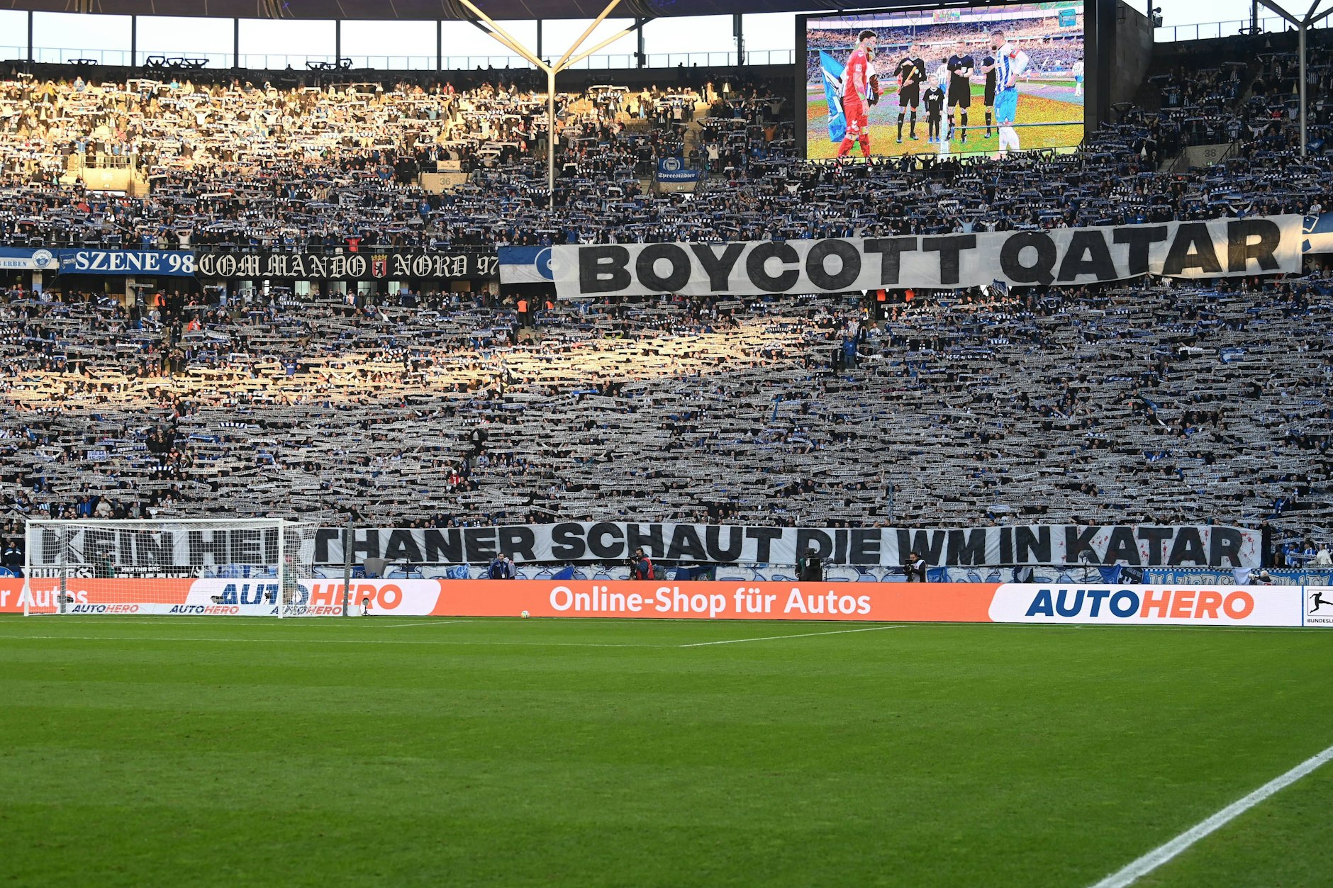 Beim Spiel Hertha BSC gegen Köln wird von den Fans ein Boykott der WM in Katar gefordert.