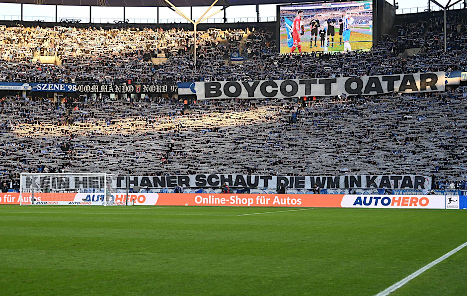 Beim Spiel Hertha BSC gegen Köln wird von den Fans ein Boykott der WM in Katar gefordert.