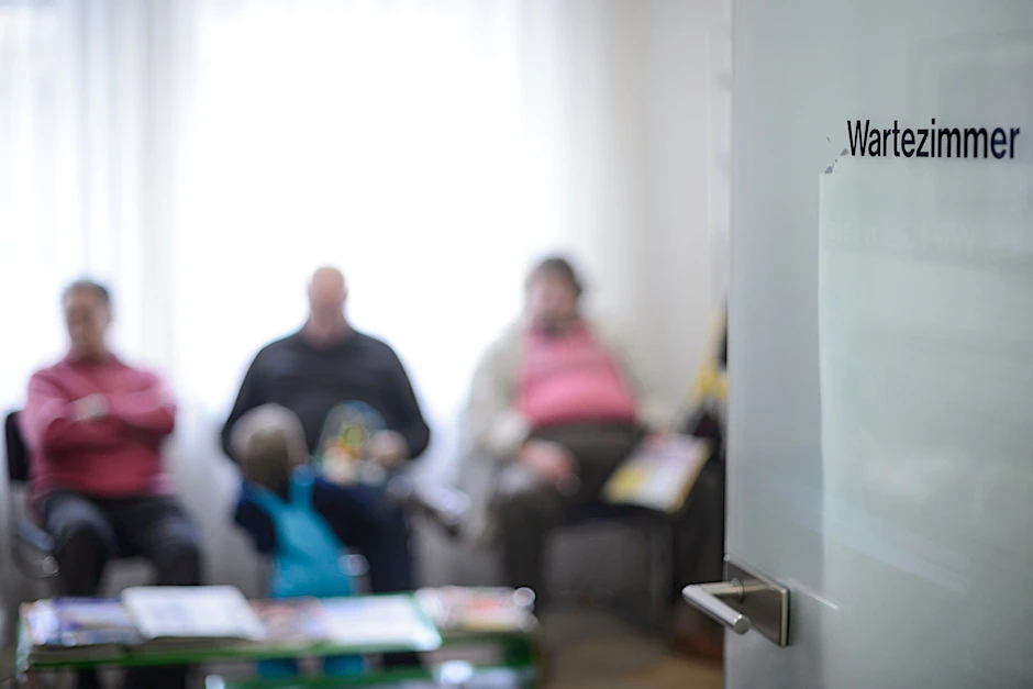 ARCHIV - Patienten warten im Wartezimmer einer Arztpraxis.  