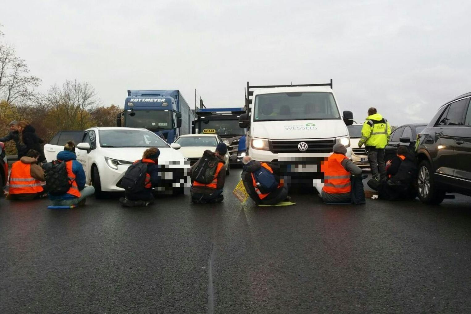 Die „Letzte Generation“ hat die Zufahrt zum Flughafen BER blockiert.