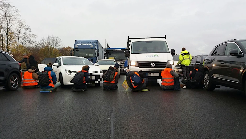 Die „Letzte Generation“ hat die Zufahrt zum Flughafen BER blockiert.
