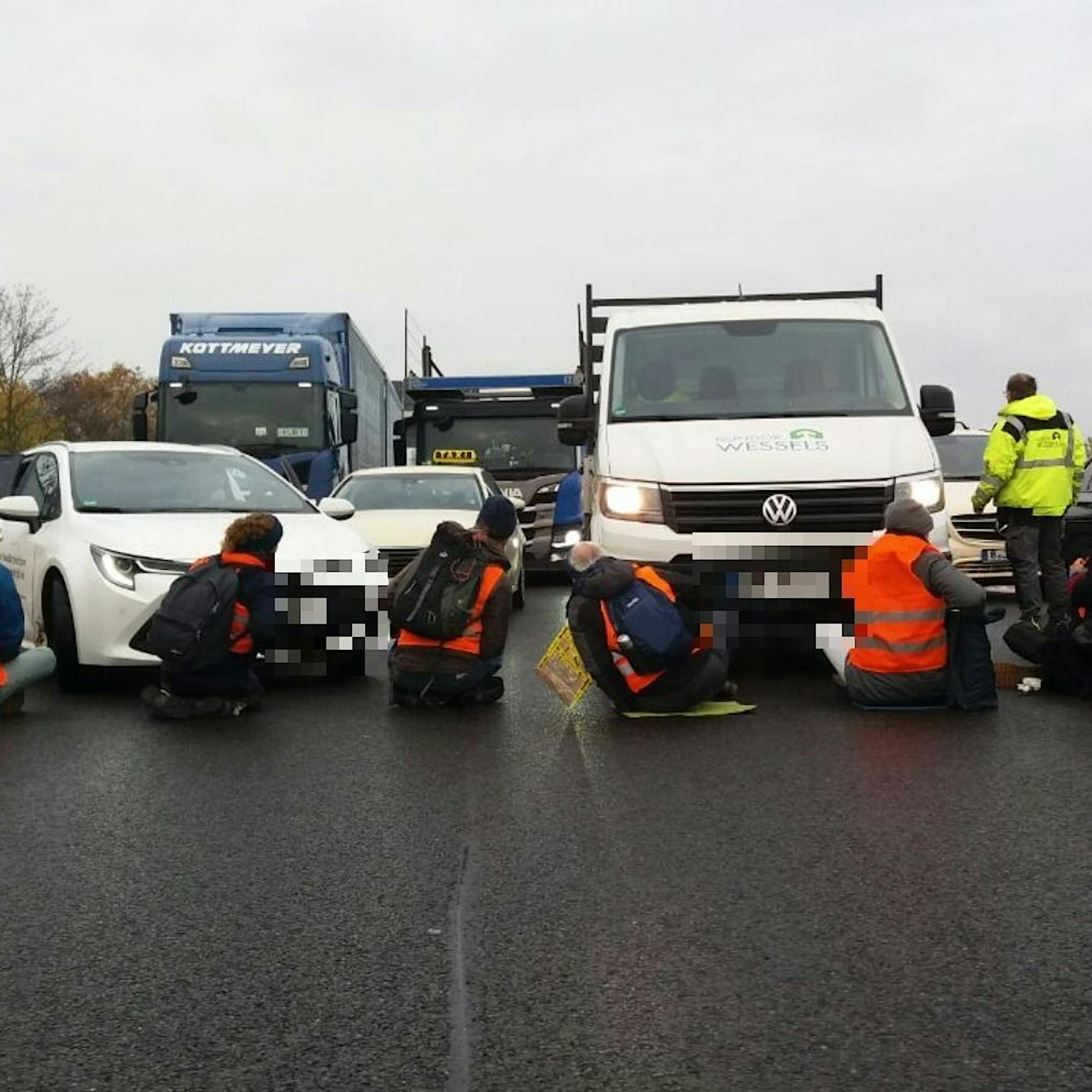 Auffahrunfall im Stau: „Letzte Generation“ blockiert Zufahrt zum Flughafen BER