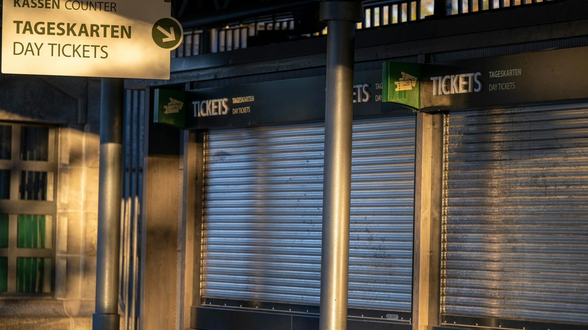 Die Kassen am Eingang zum Berliner Zoo sind am Nachmittag geschlossen. Der Zoo ist wegen einem Fall von Vogelgrippe geschlossen. 