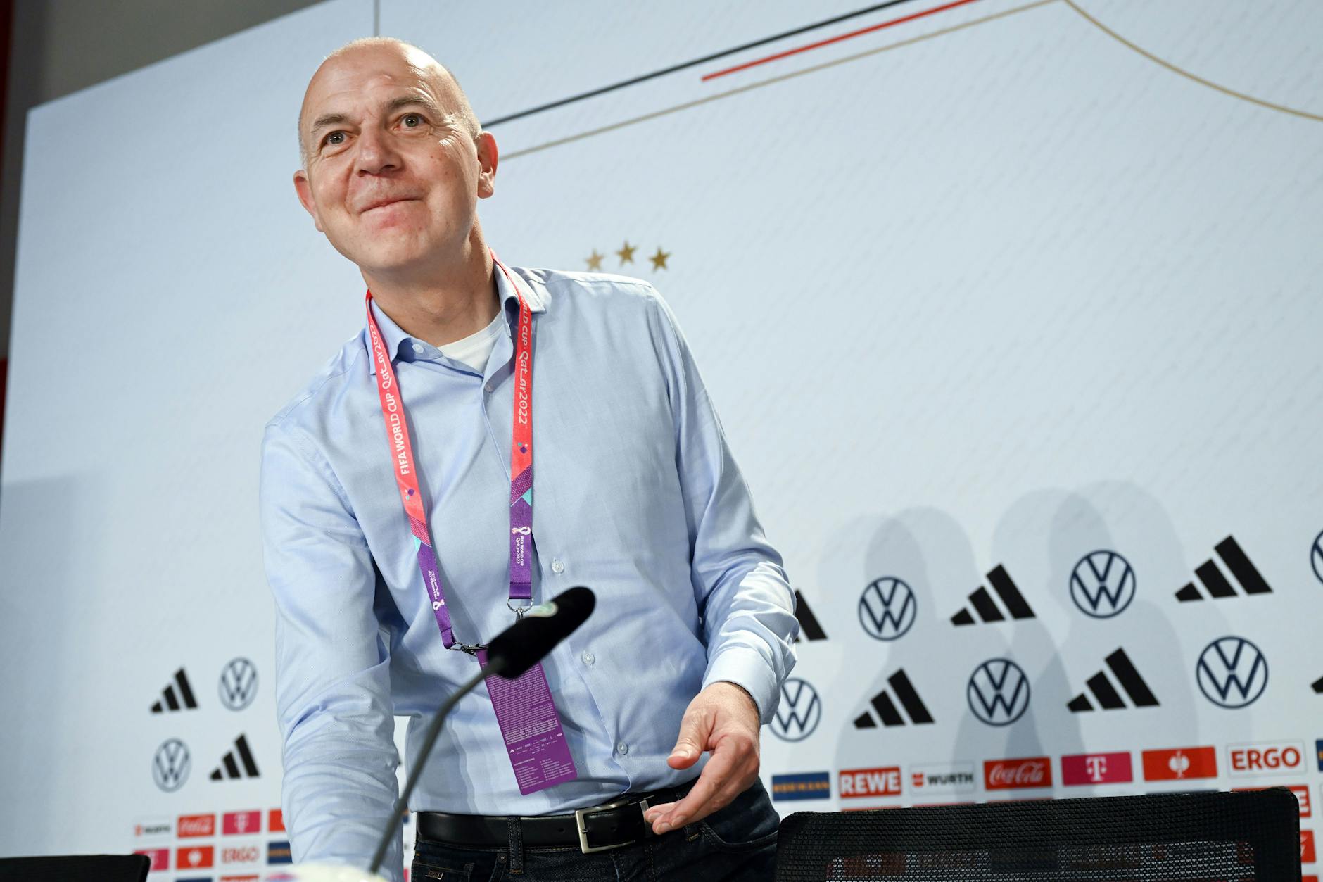 DFB-Präsident Bernd Neuendorf auf einer Pressekonferenz Katar.