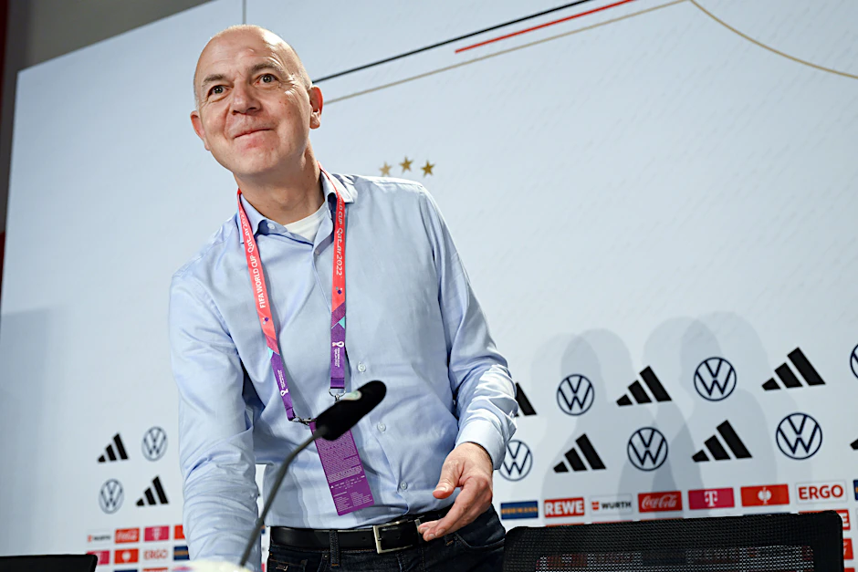 DFB-Präsident Bernd Neuendorf auf einer Pressekonferenz Katar.
