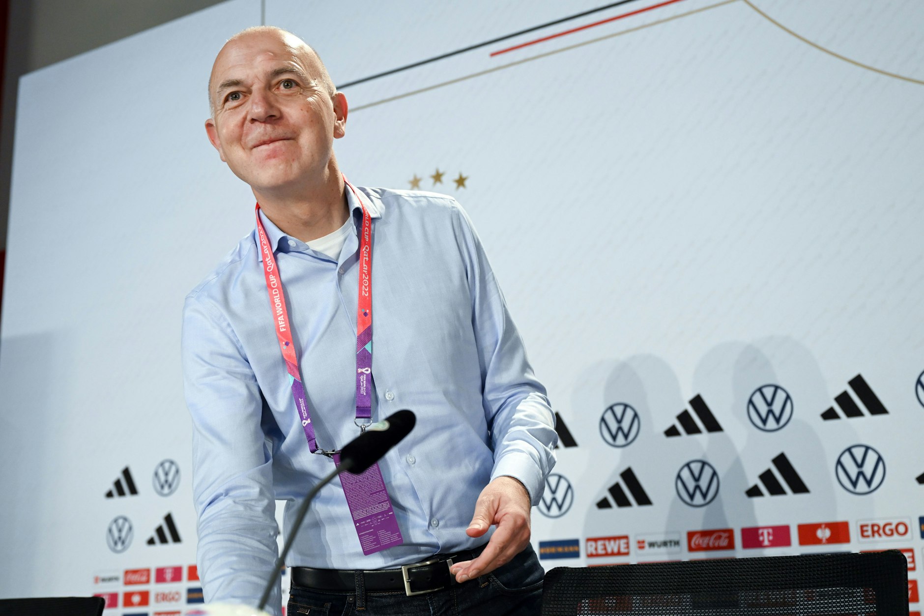 DFB-Präsident Bernd Neuendorf auf einer Pressekonferenz Katar.